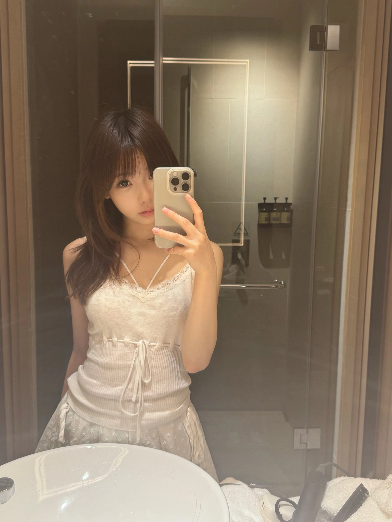 女人在浴室里拍个自拍。