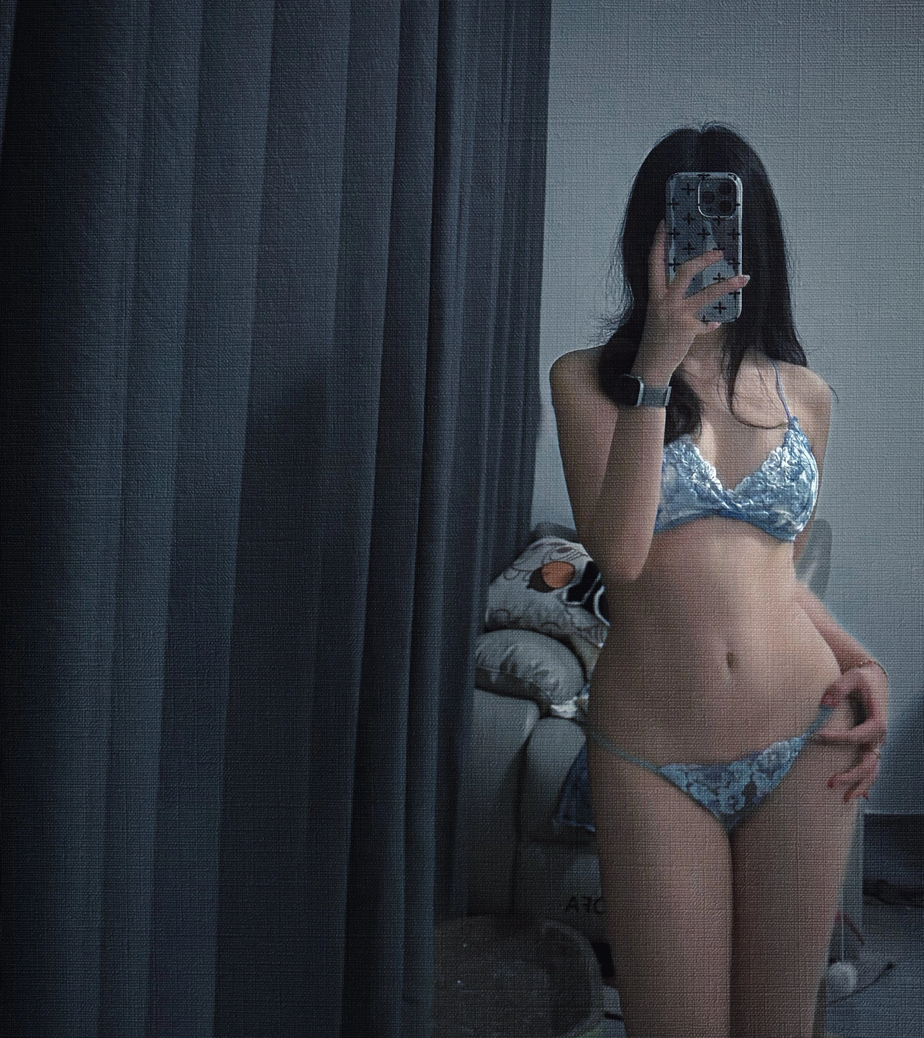 女人在镜子里拍自拍。