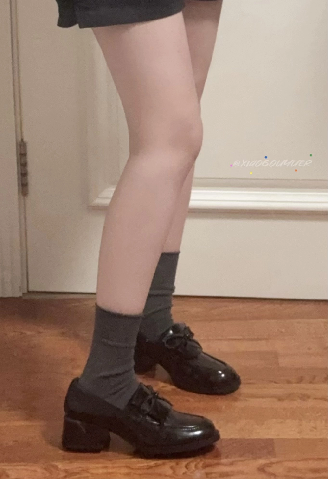 穿着黑色鞋子和灰色的袜子的女人。