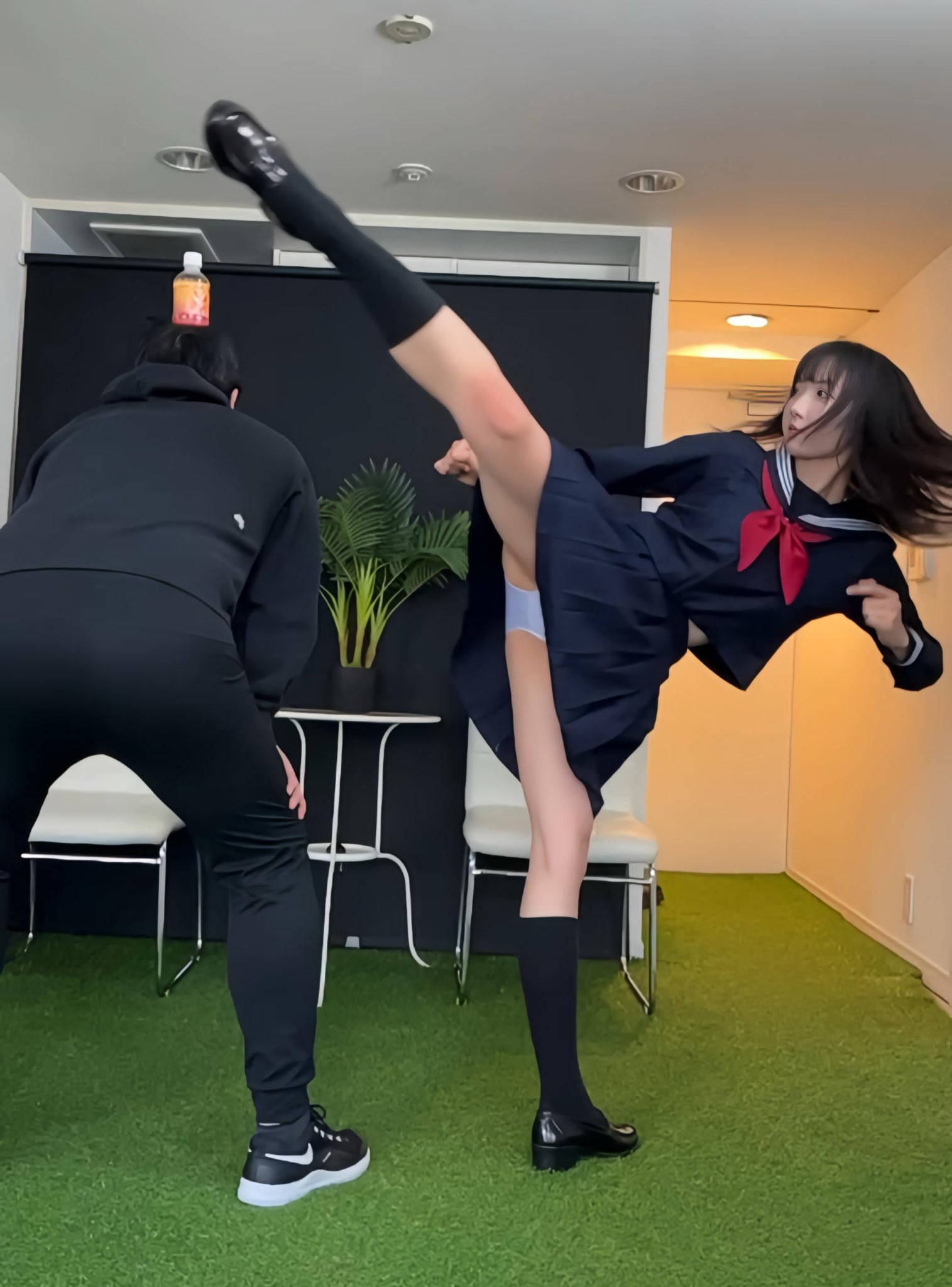 穿着蓝色衣服的女人打了一个男人。