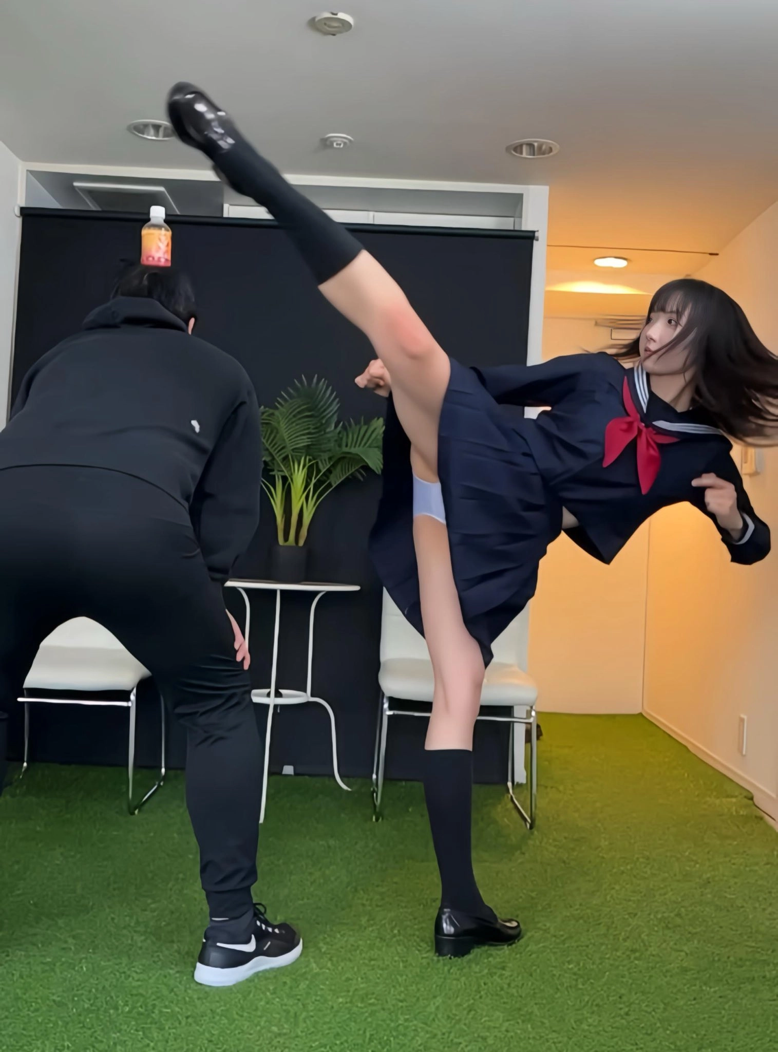 穿着蓝色衣服的女人打了一个男人。