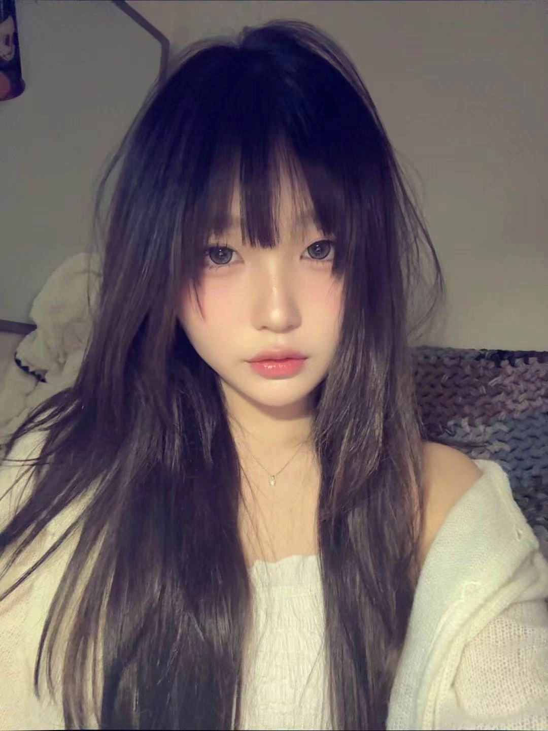 长头发的女人和一只马尾巴。