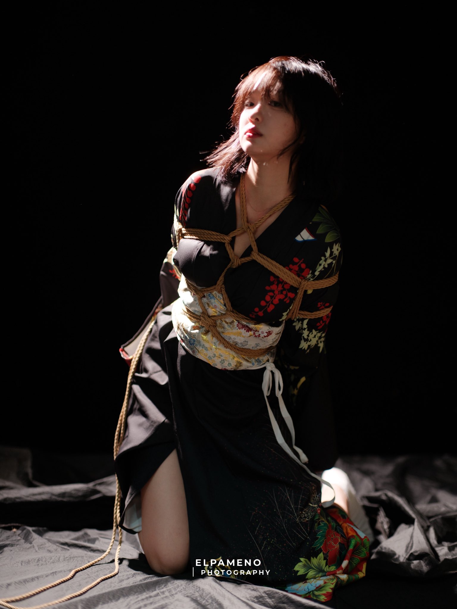 身着吉莫诺的女人被捆绑起来。