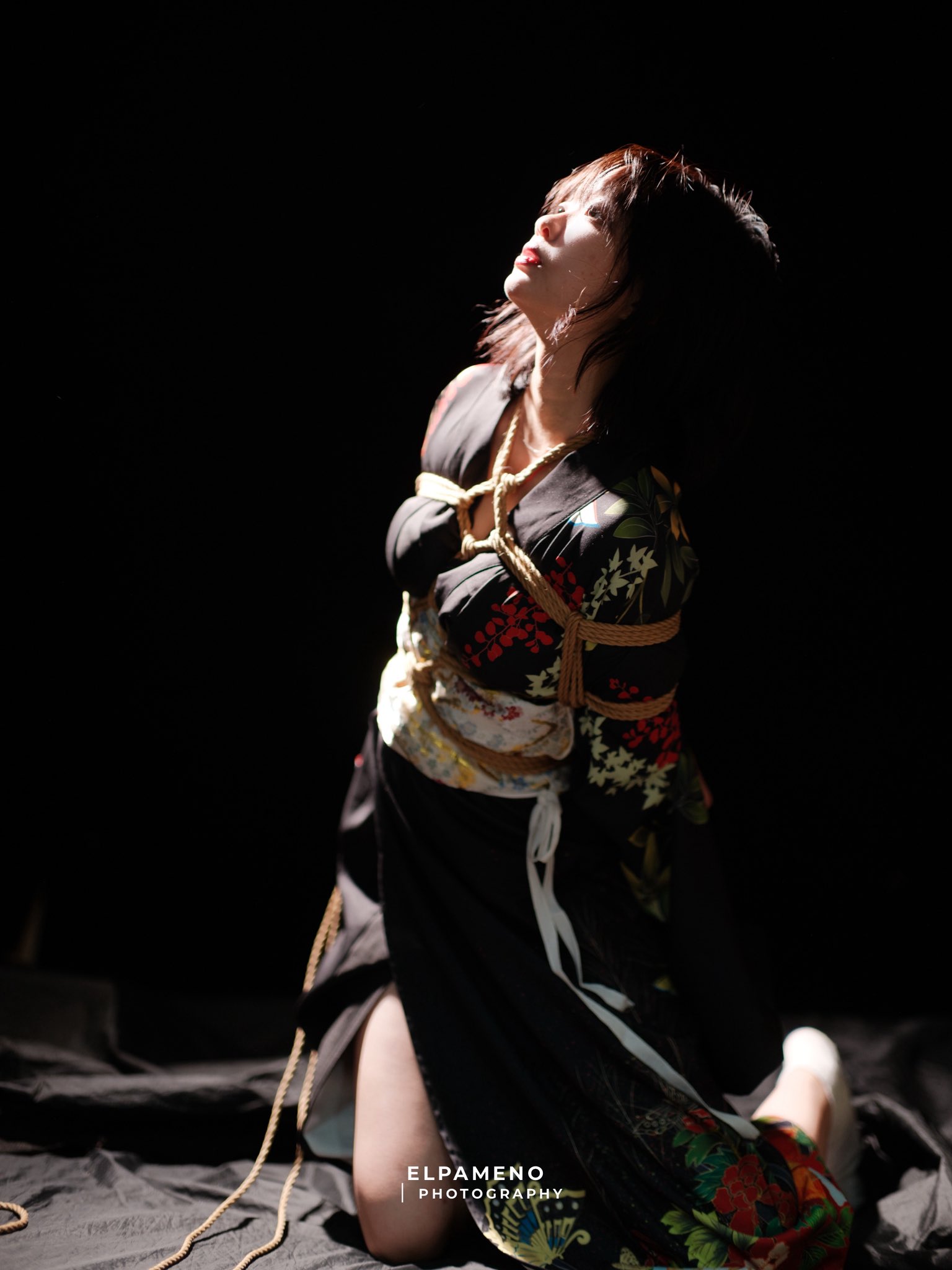 身着吉莫诺的女人被捆绑起来。