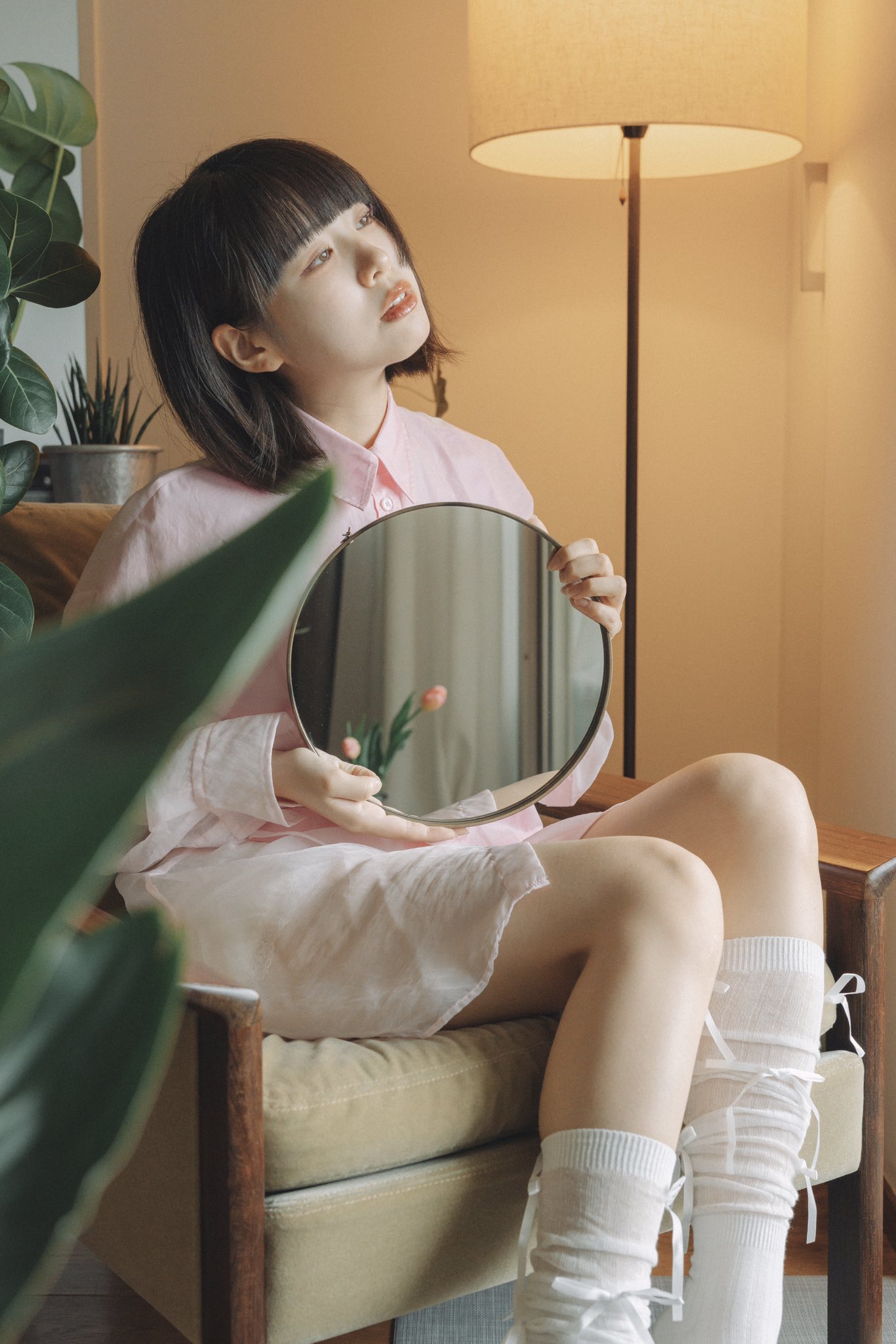 一双白色袜子,上面有一朵花。