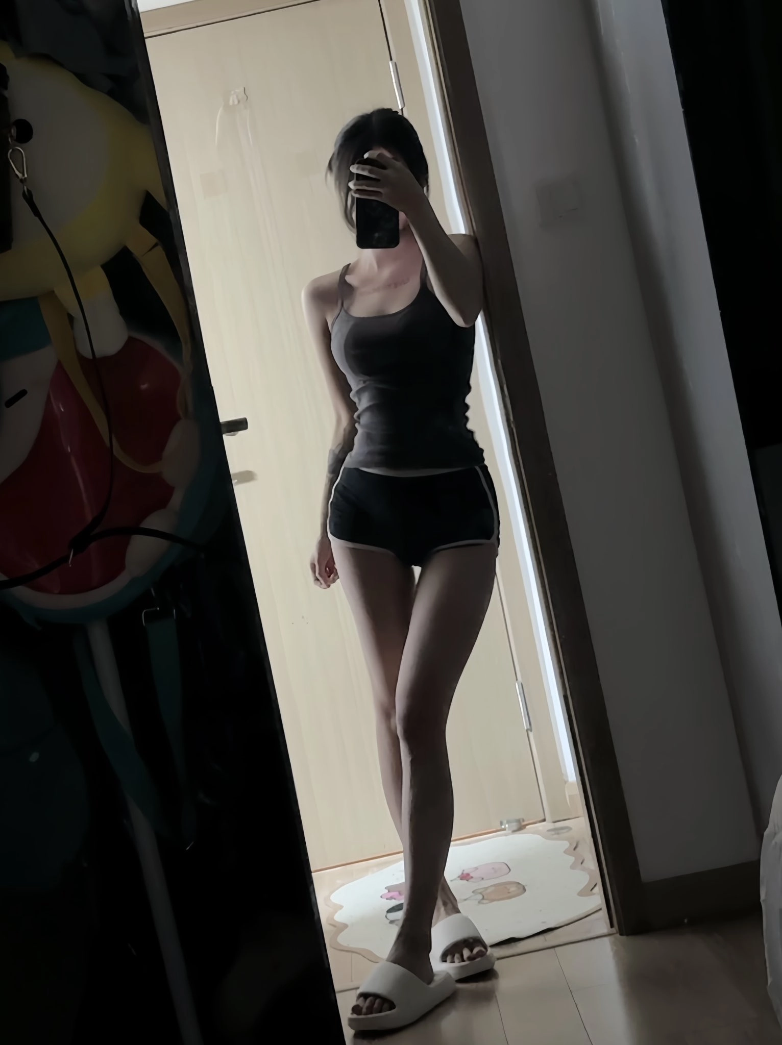 女人在镜子前拍自拍。