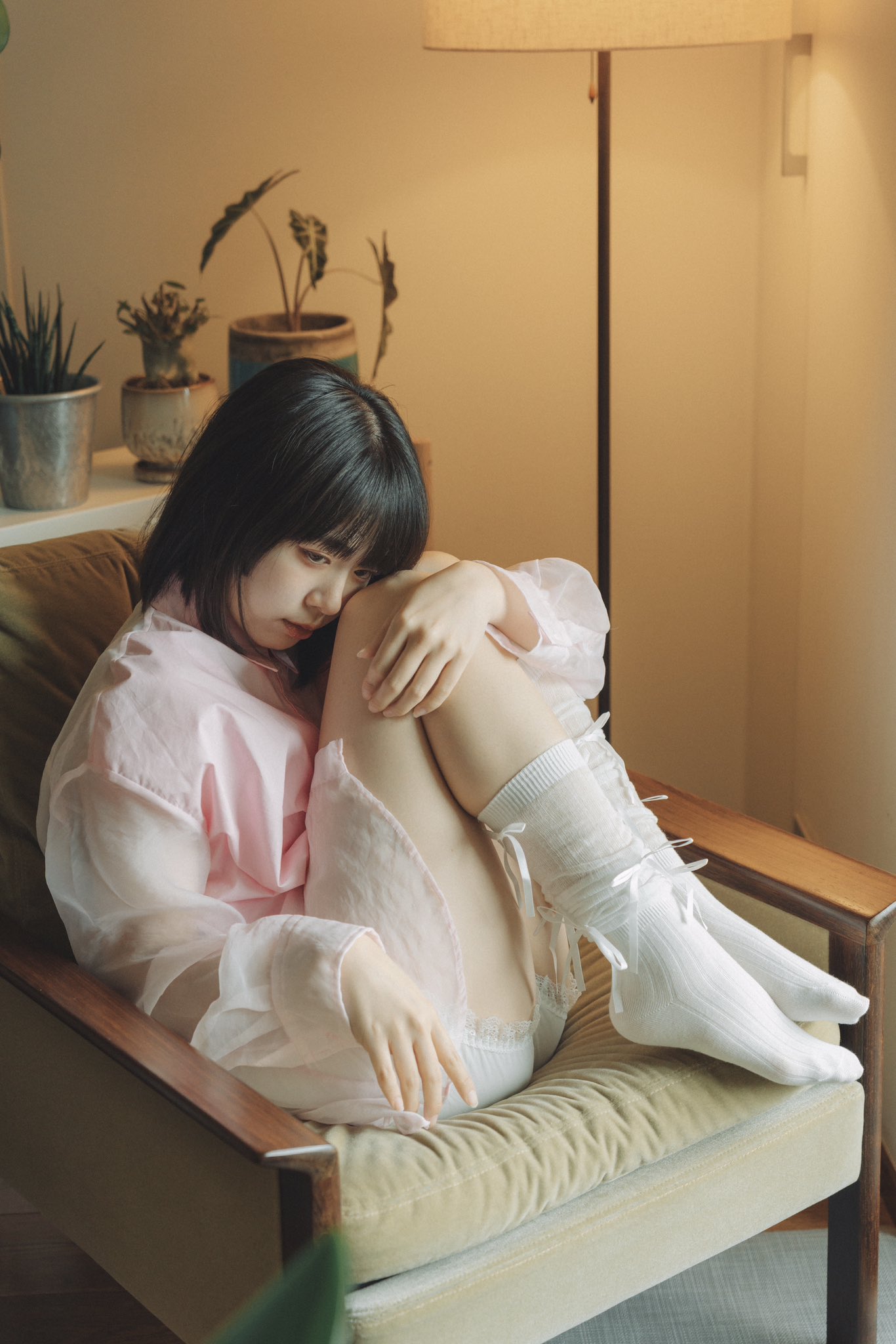 一双白色袜子,上面有一朵花。