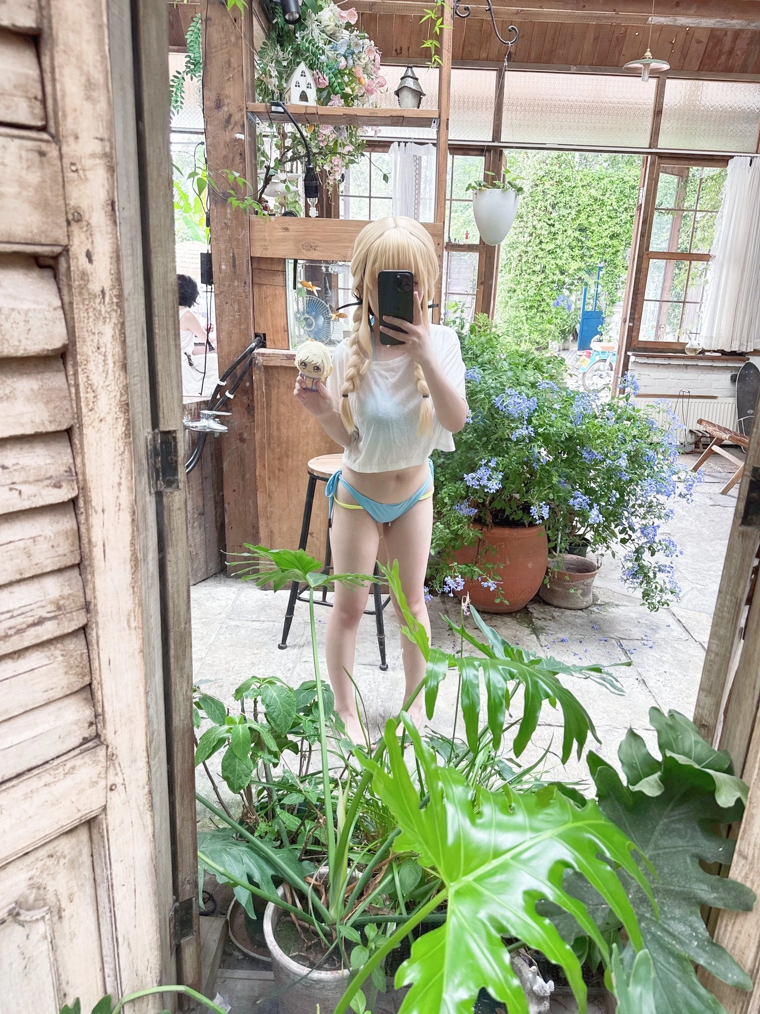 女人在一个花园前拍自拍。