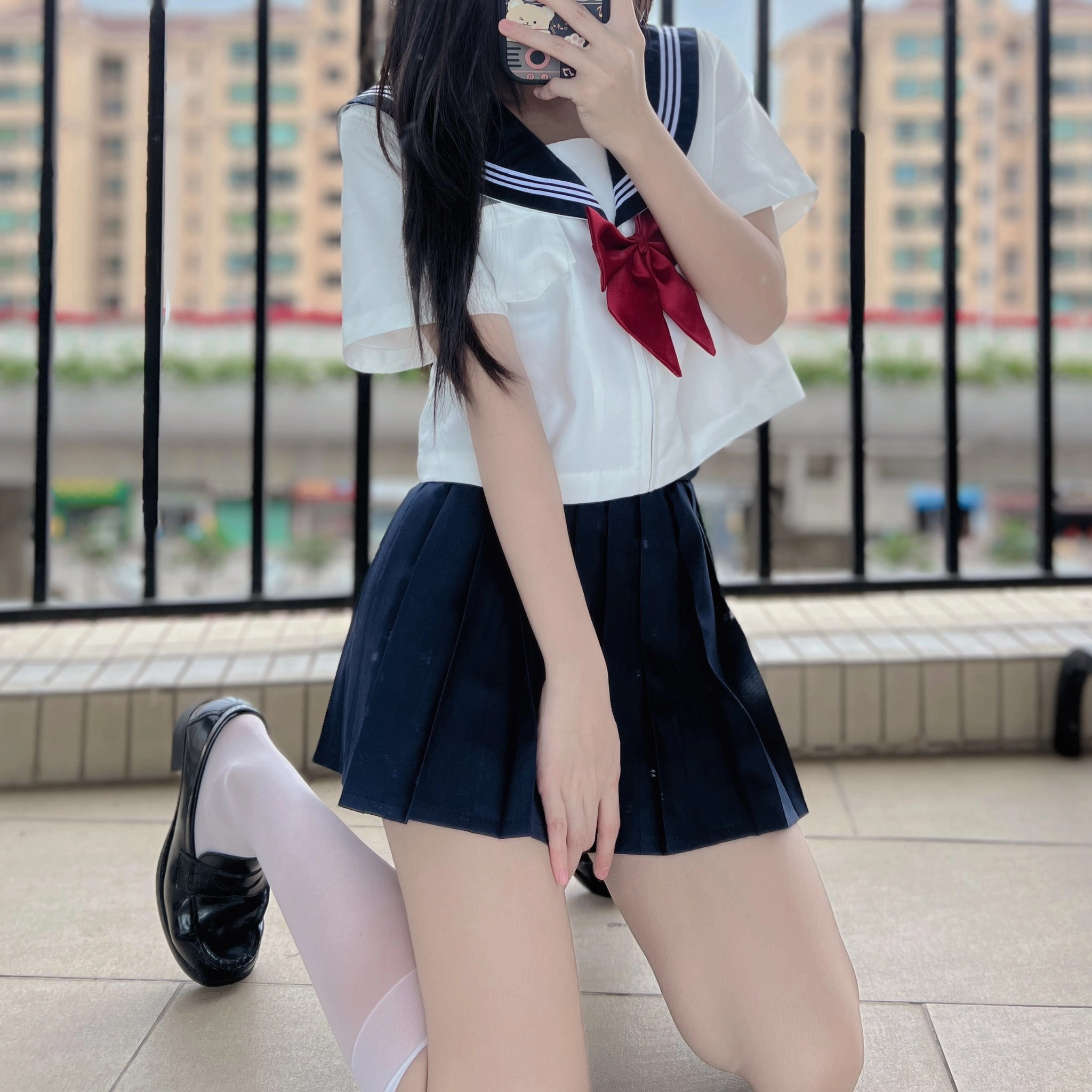 穿着水手服的女孩拍了一张自拍。