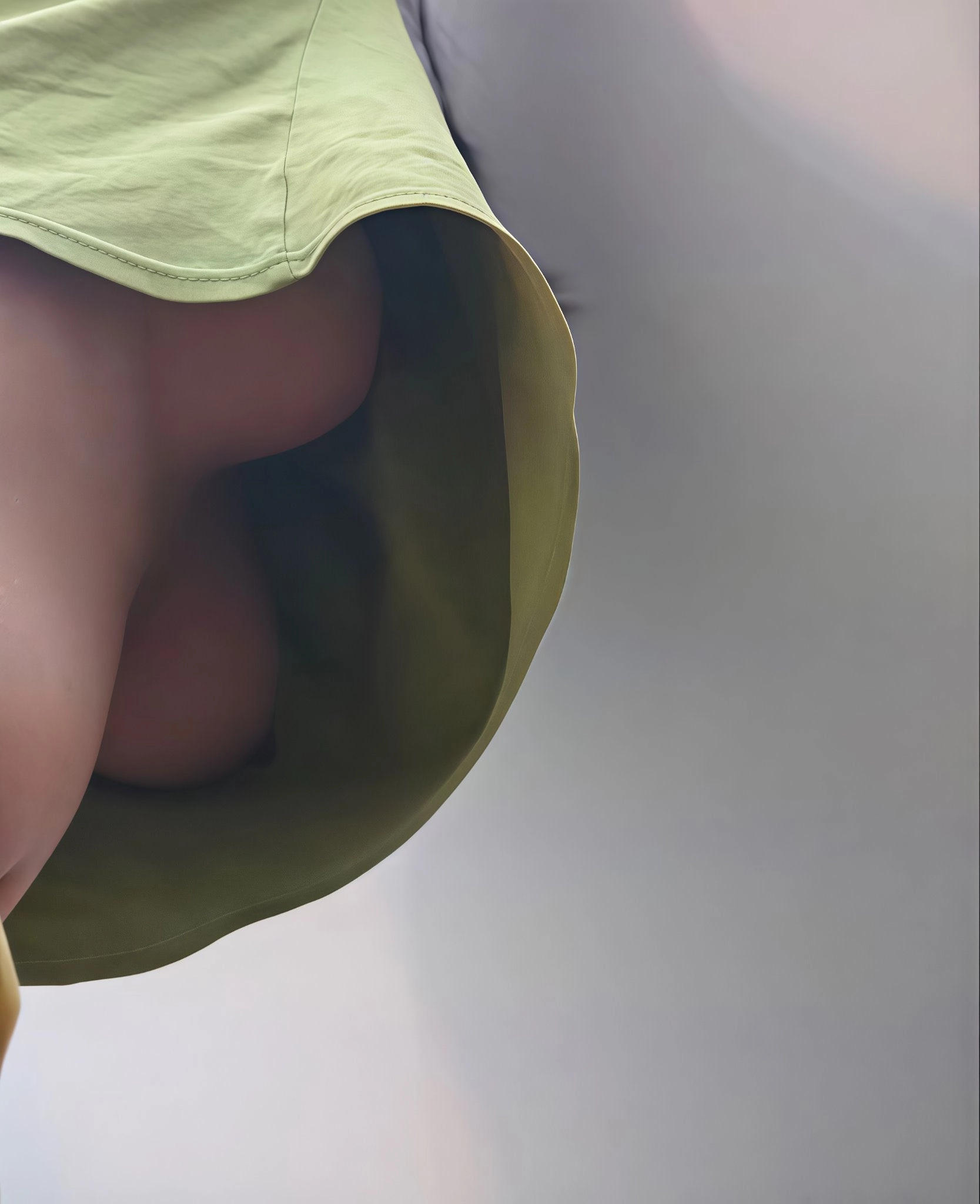 穿着绿色衣服的女人。