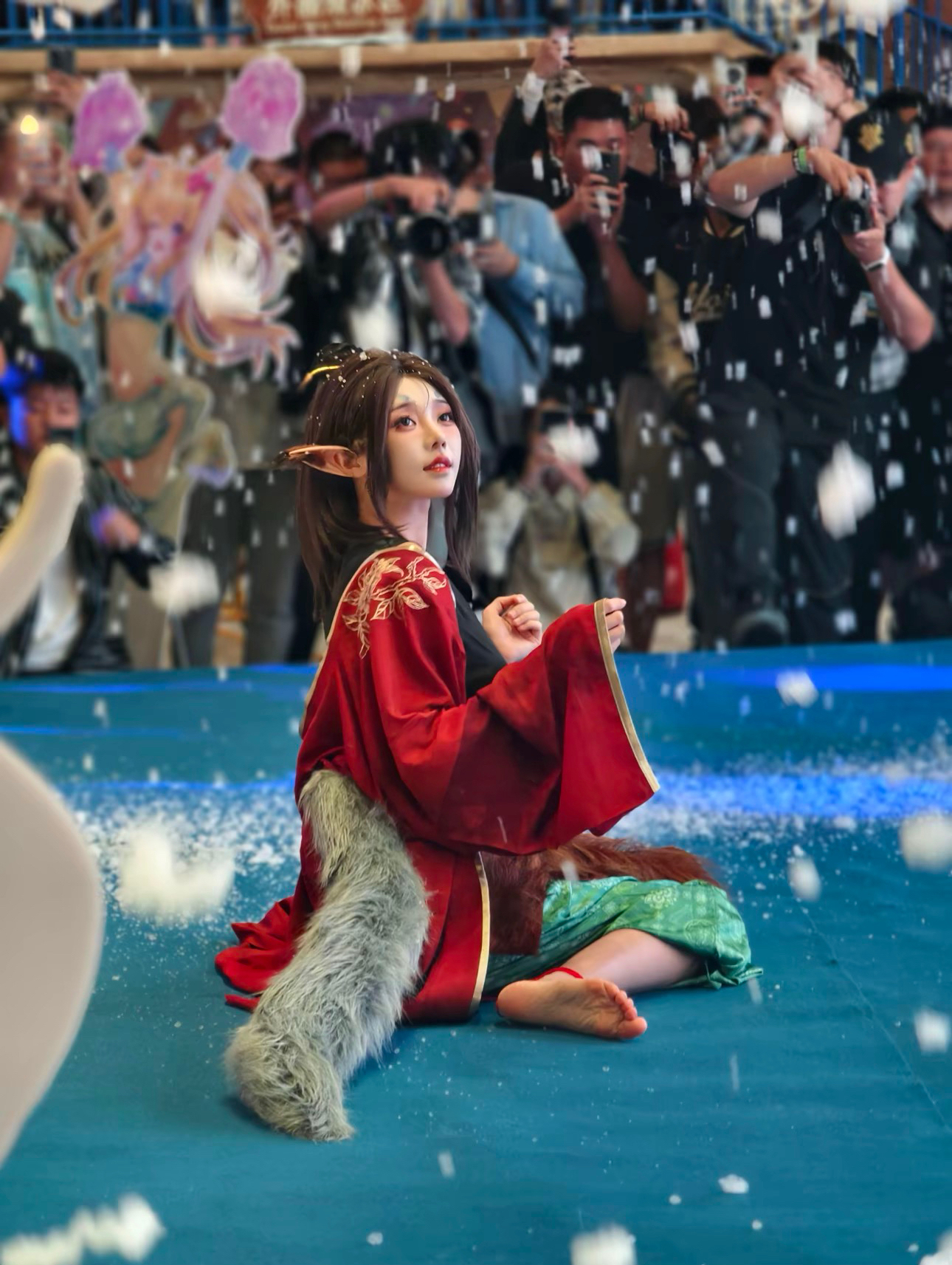 穿着红色衣服的女人坐在地上。