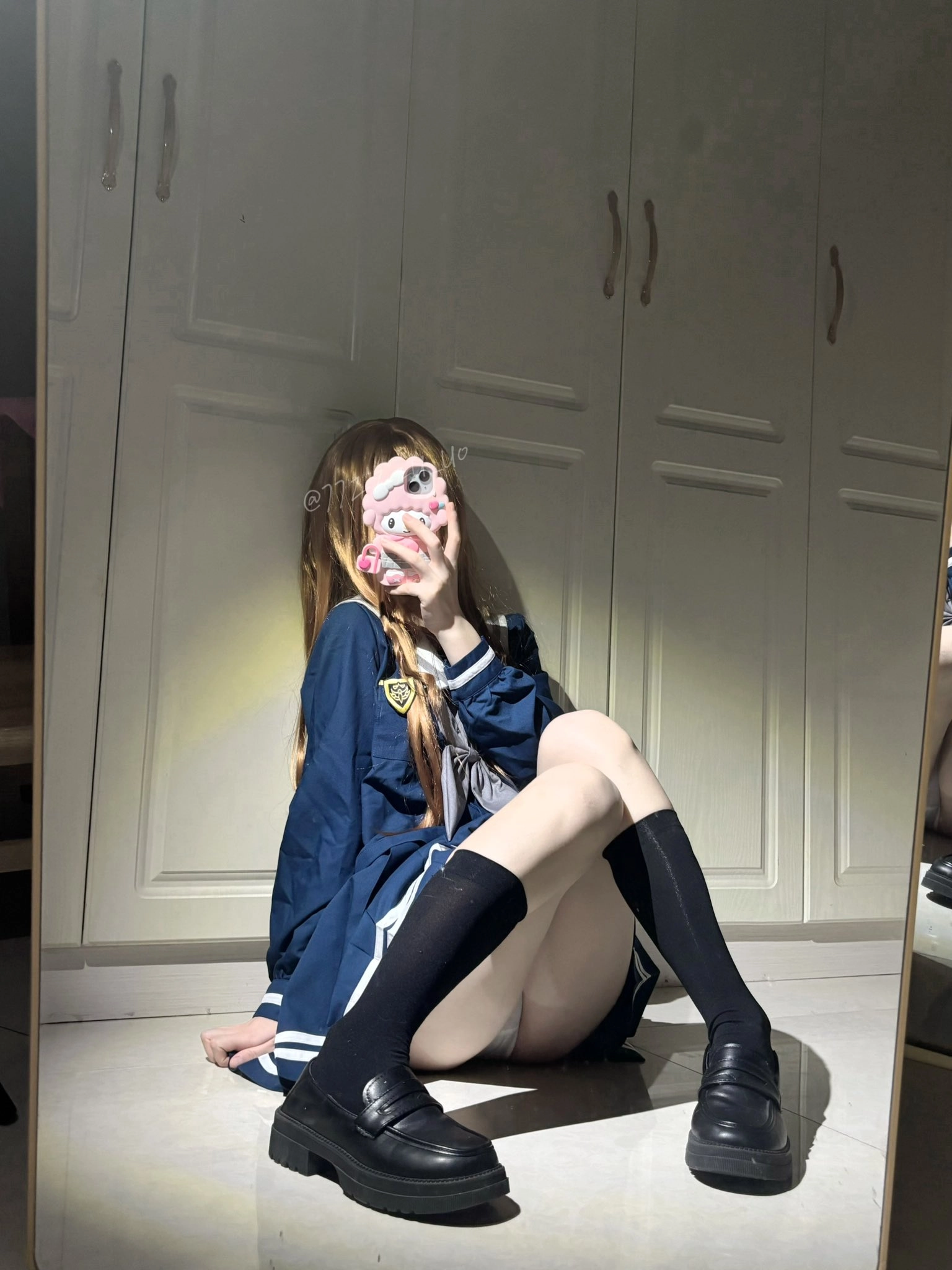 女人在镜子里拍自拍。