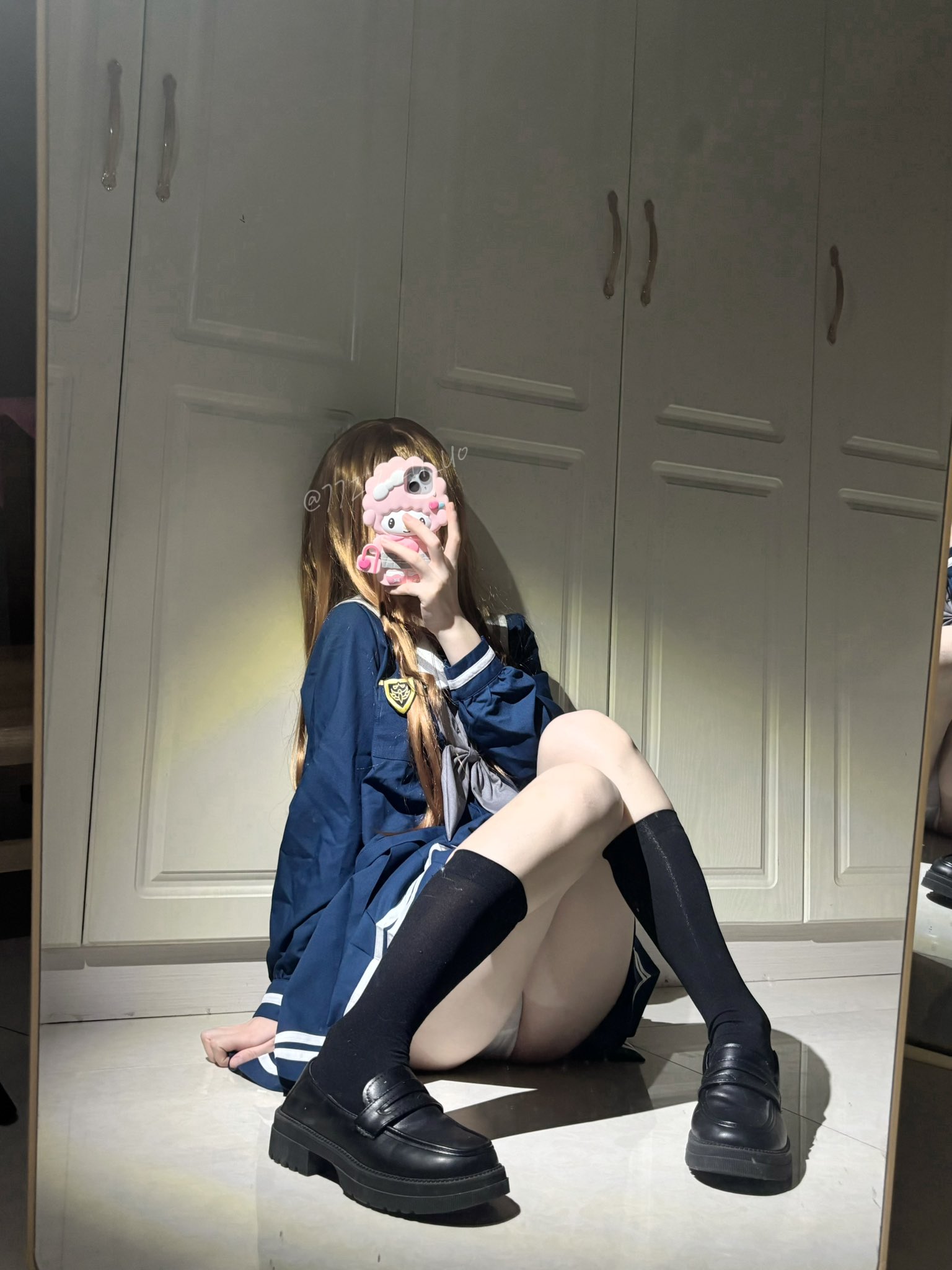 女人在镜子里拍自拍。