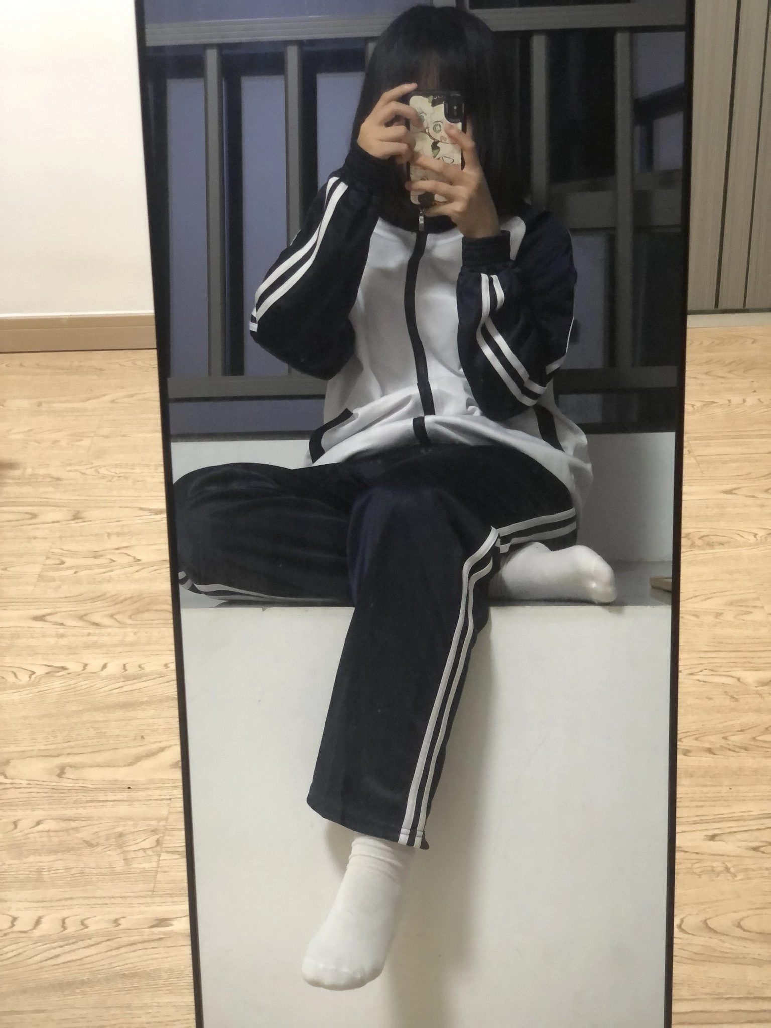 女人在镜子前拍自拍。