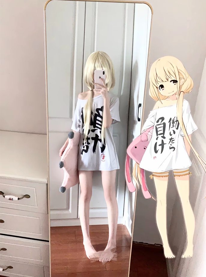 女人在自己卡通前拍自拍。