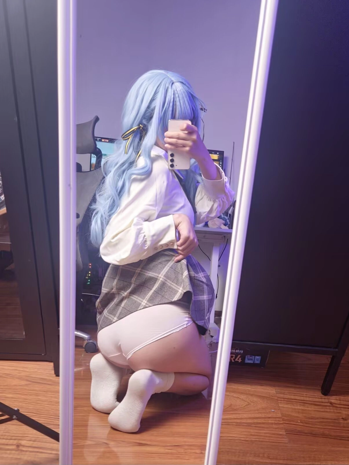 女人在镜子前拍自拍。