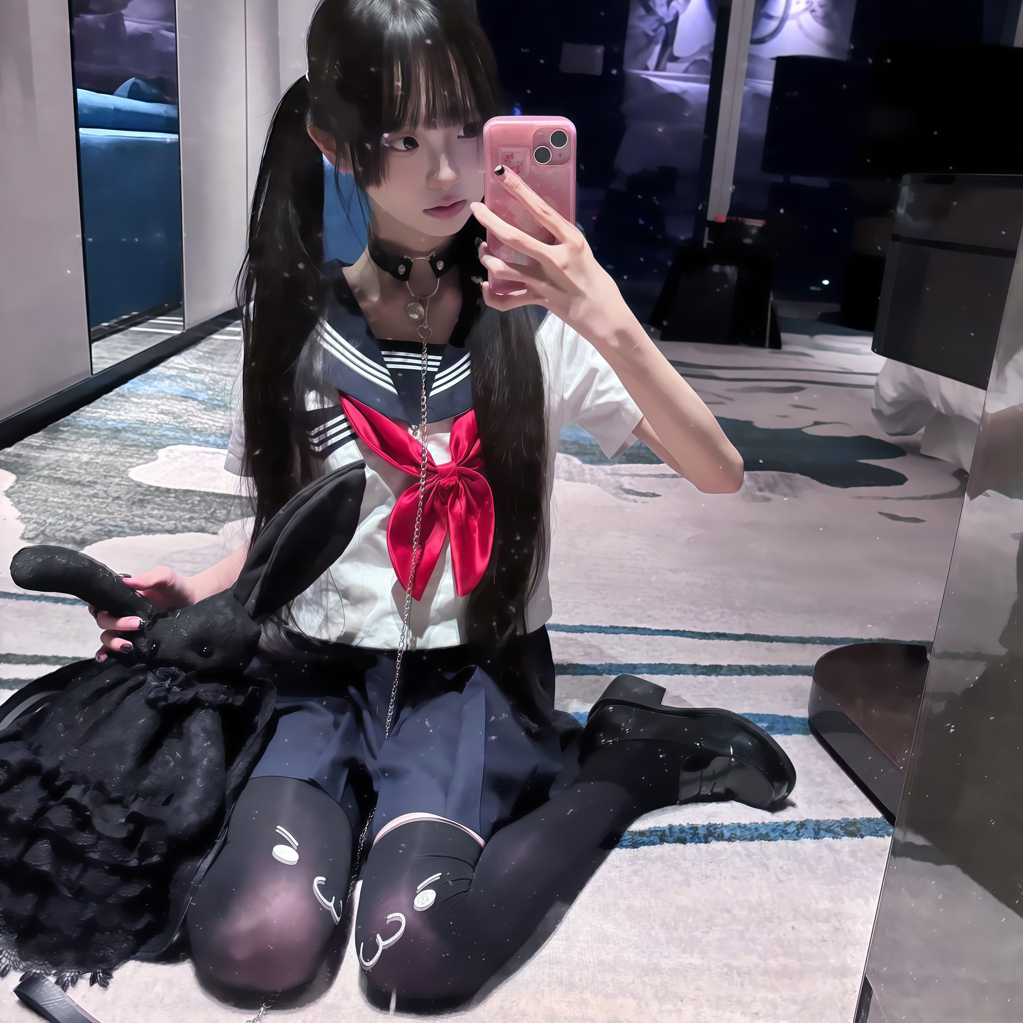 女孩用她的粉红色手机自拍。