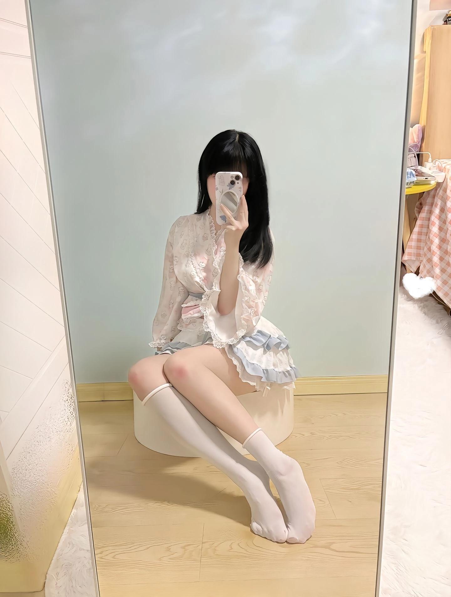 女人在镜子里拍自拍。