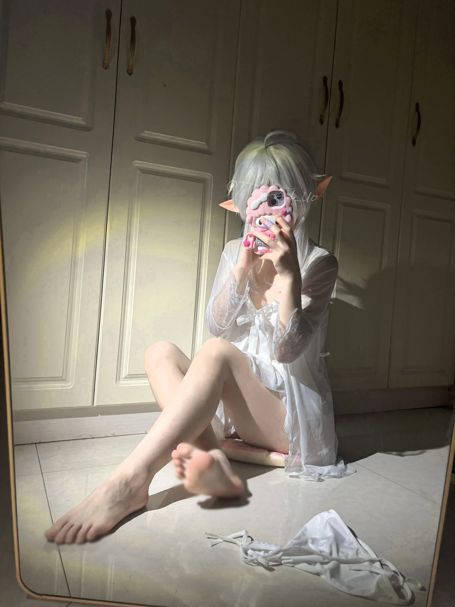 穿着白色衣服的女人正在拍照。