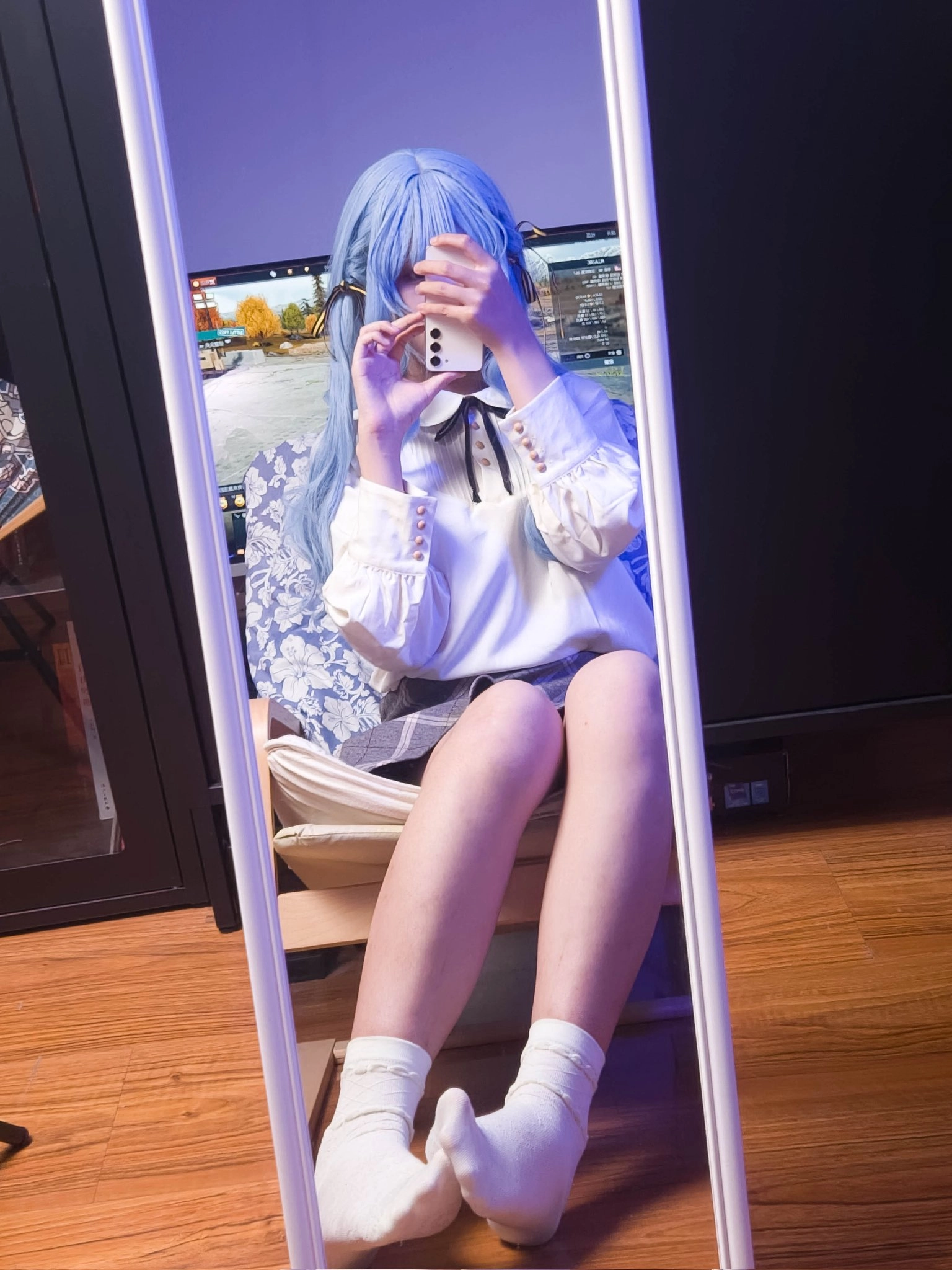 女孩在镜子前拍自拍。