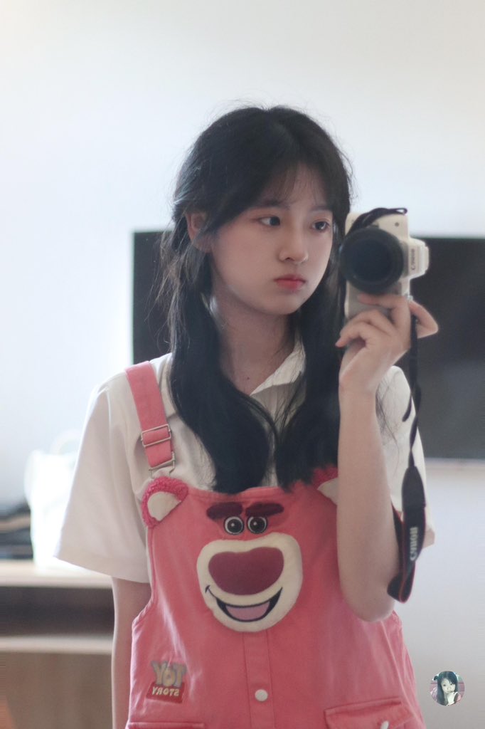 女孩用相机拍照自己。