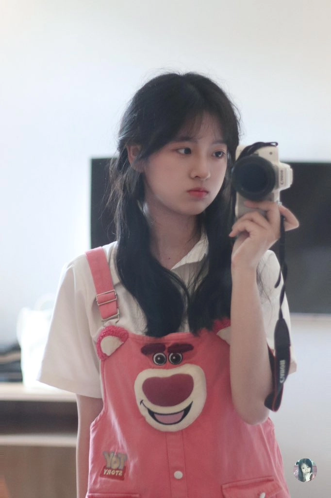 女孩用相机拍照自己。