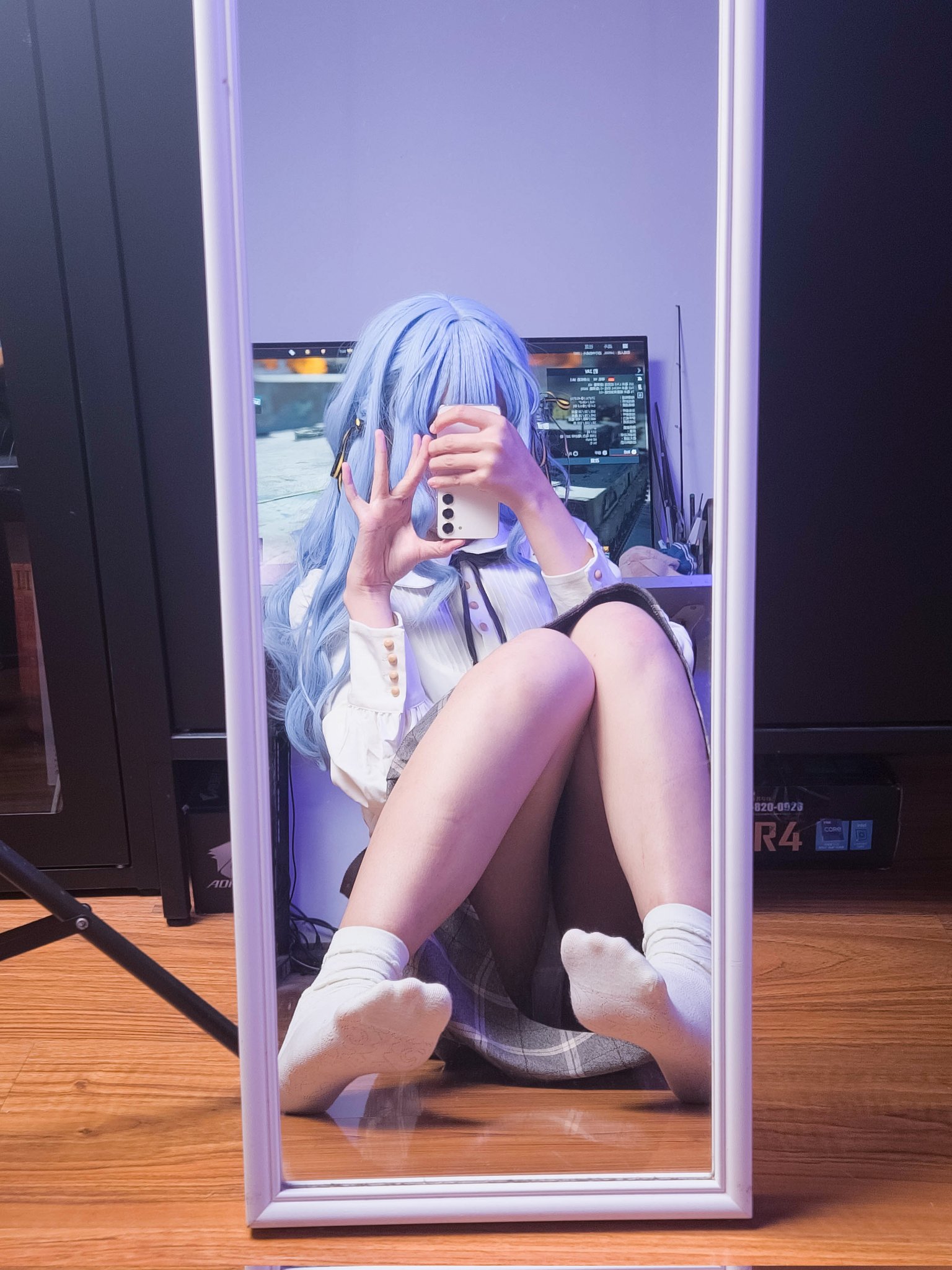 女孩在电脑前拍个自拍。