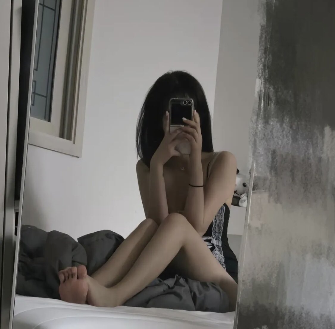 女人在镜子里拍自拍。