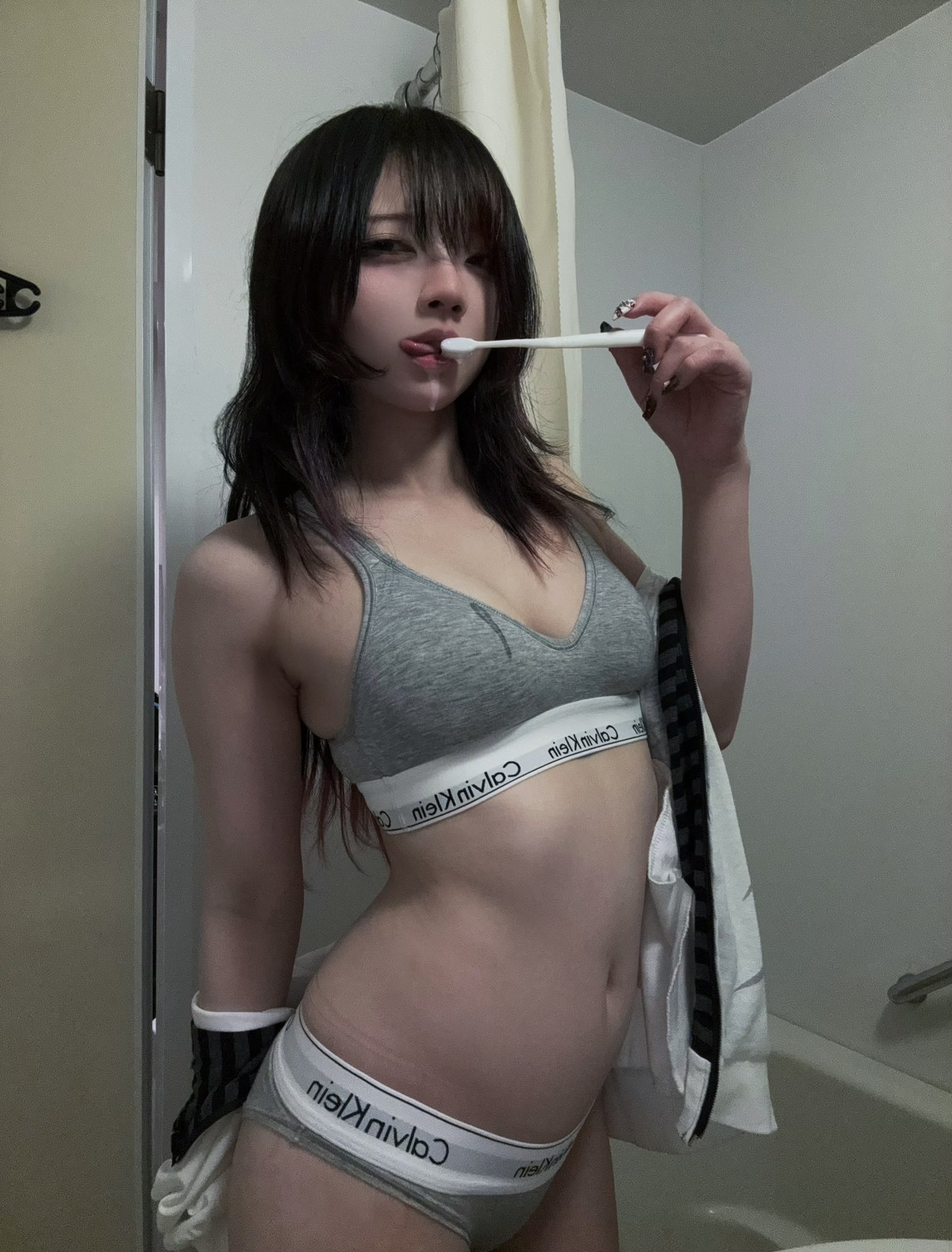 女人用刷牙刷牙。