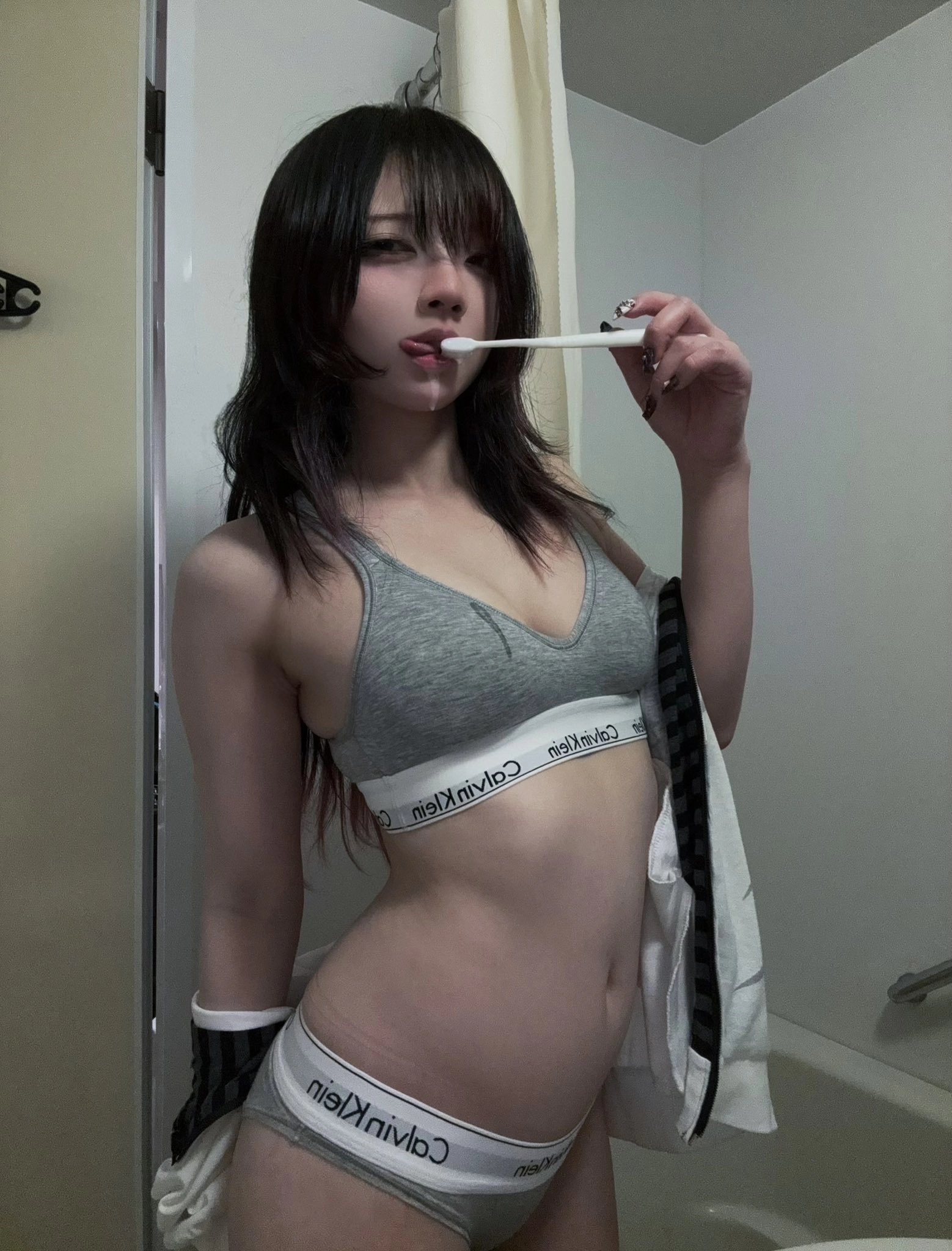 女人用刷牙刷牙。