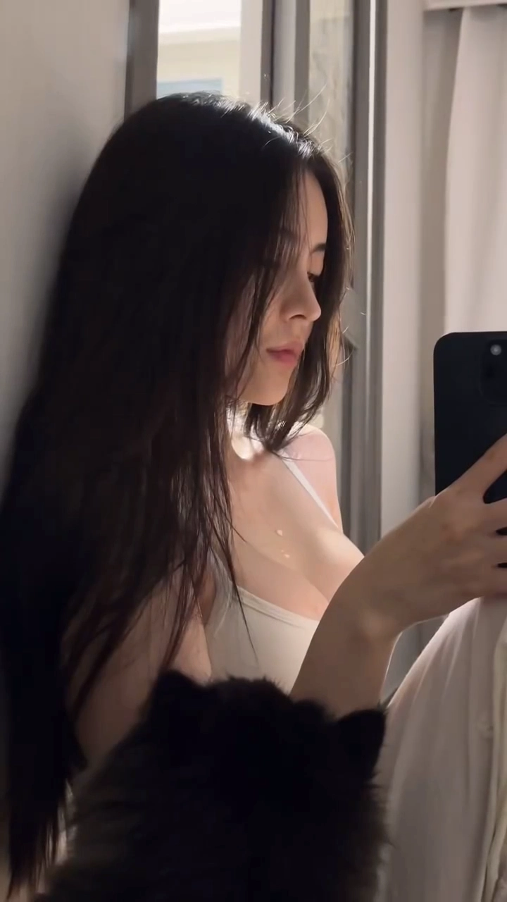 女人看着她的手机。