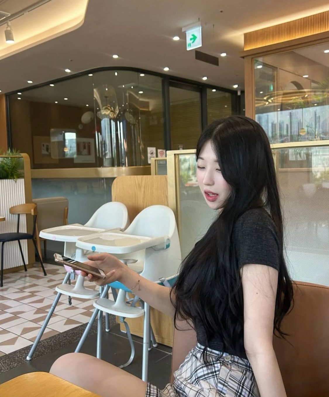 女人躺在沙发上,腿抬起来。