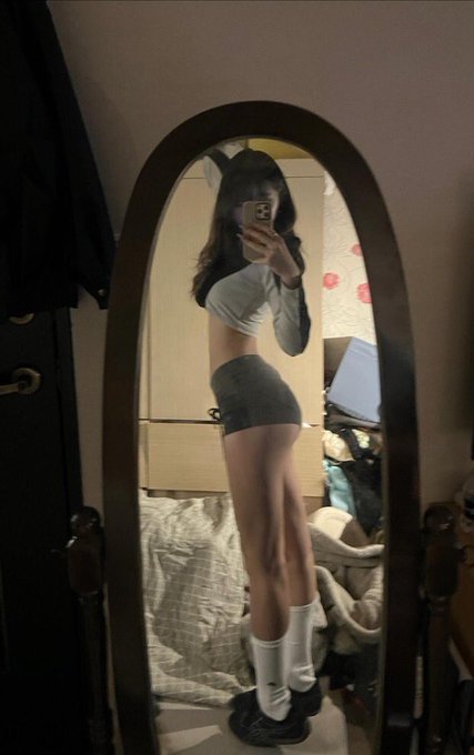 女人在镜子里拍自拍。