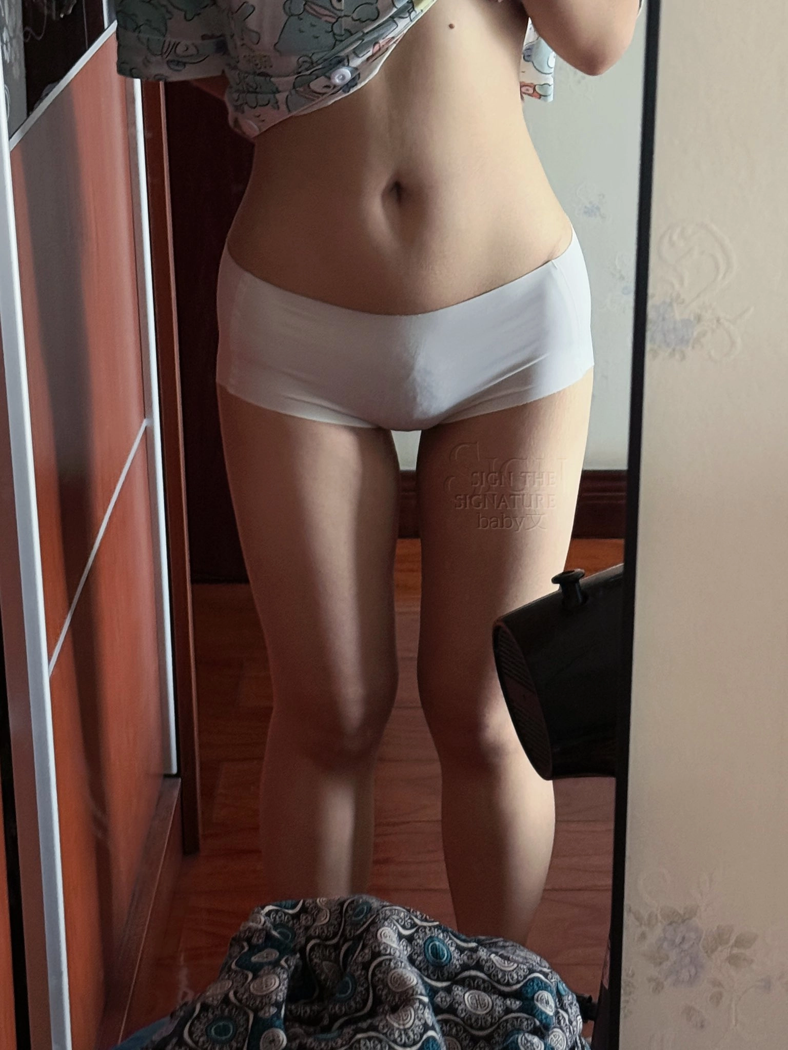 女人在一个白色的胸罩和裤子为一张照片。