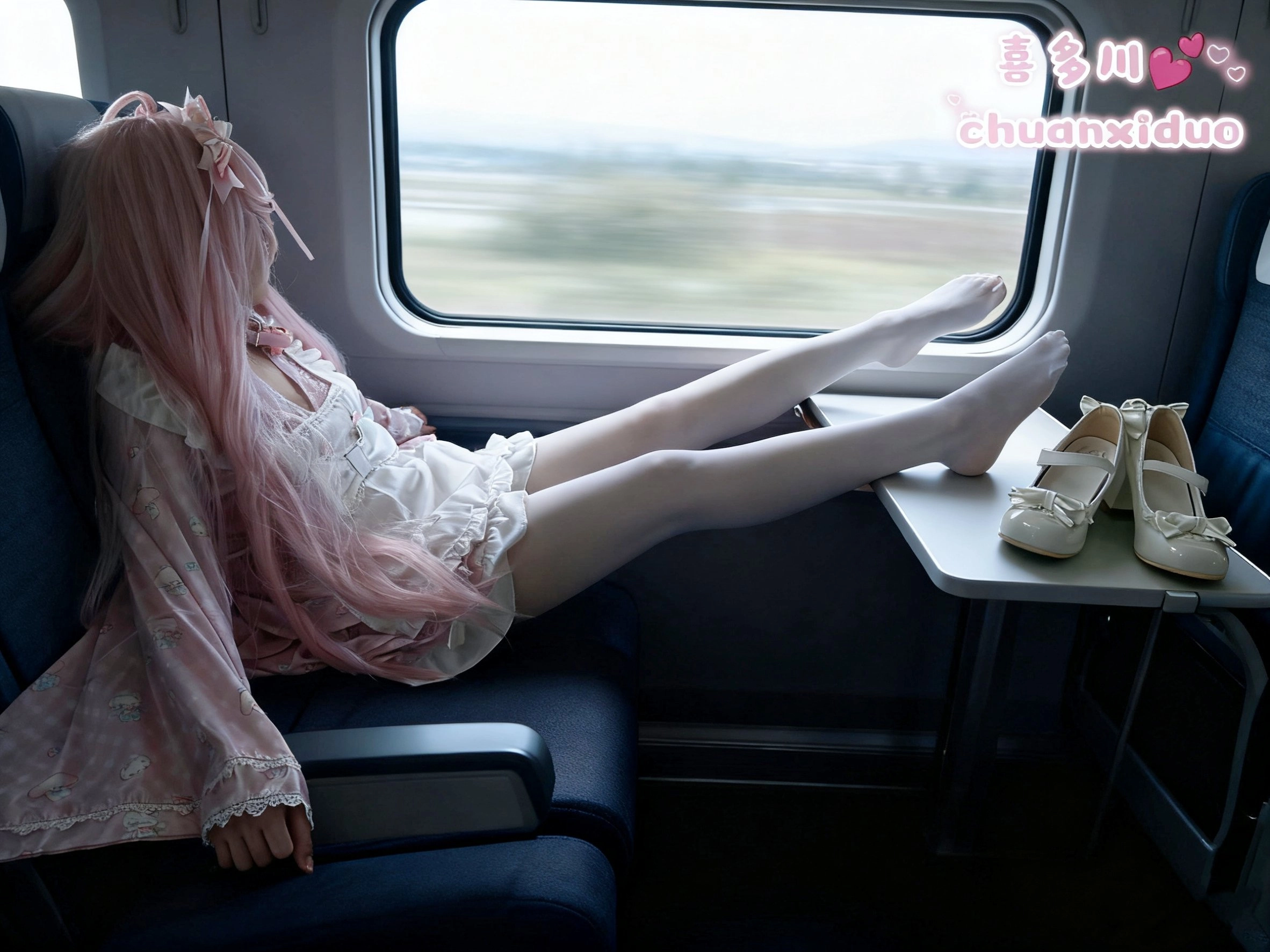 穿着粉红色衣服的女孩躺在一张椅子上,脚抬起来。