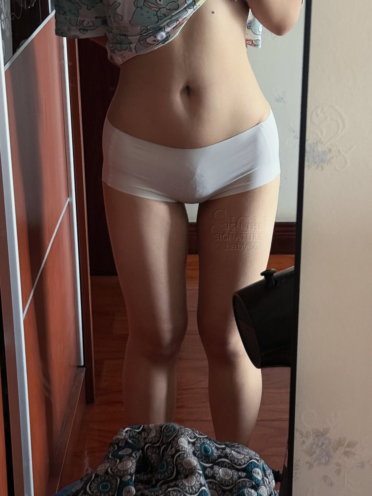 女人在一个白色的胸罩和裤子为一张照片。