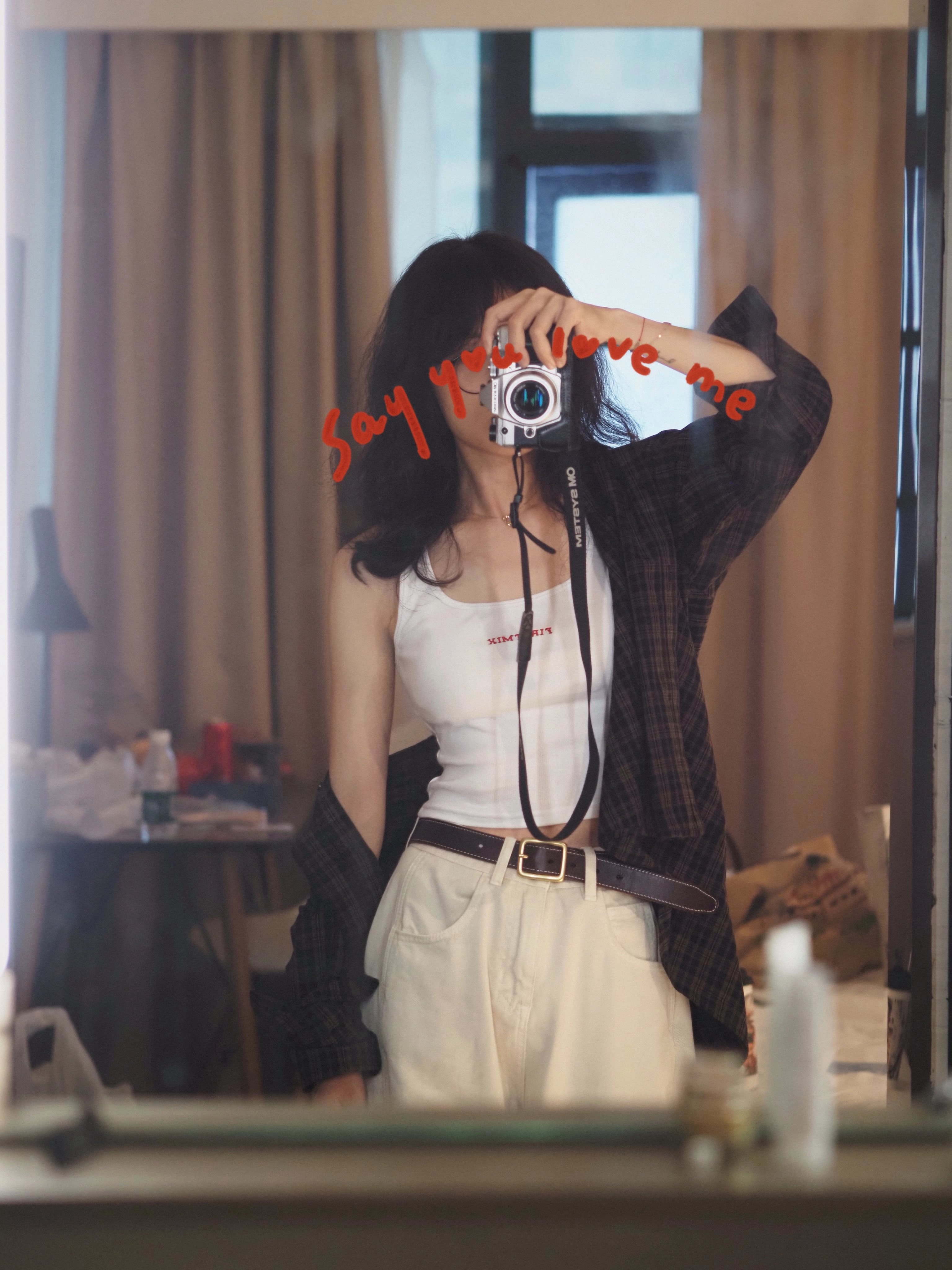 女人用摄像头拍自拍。