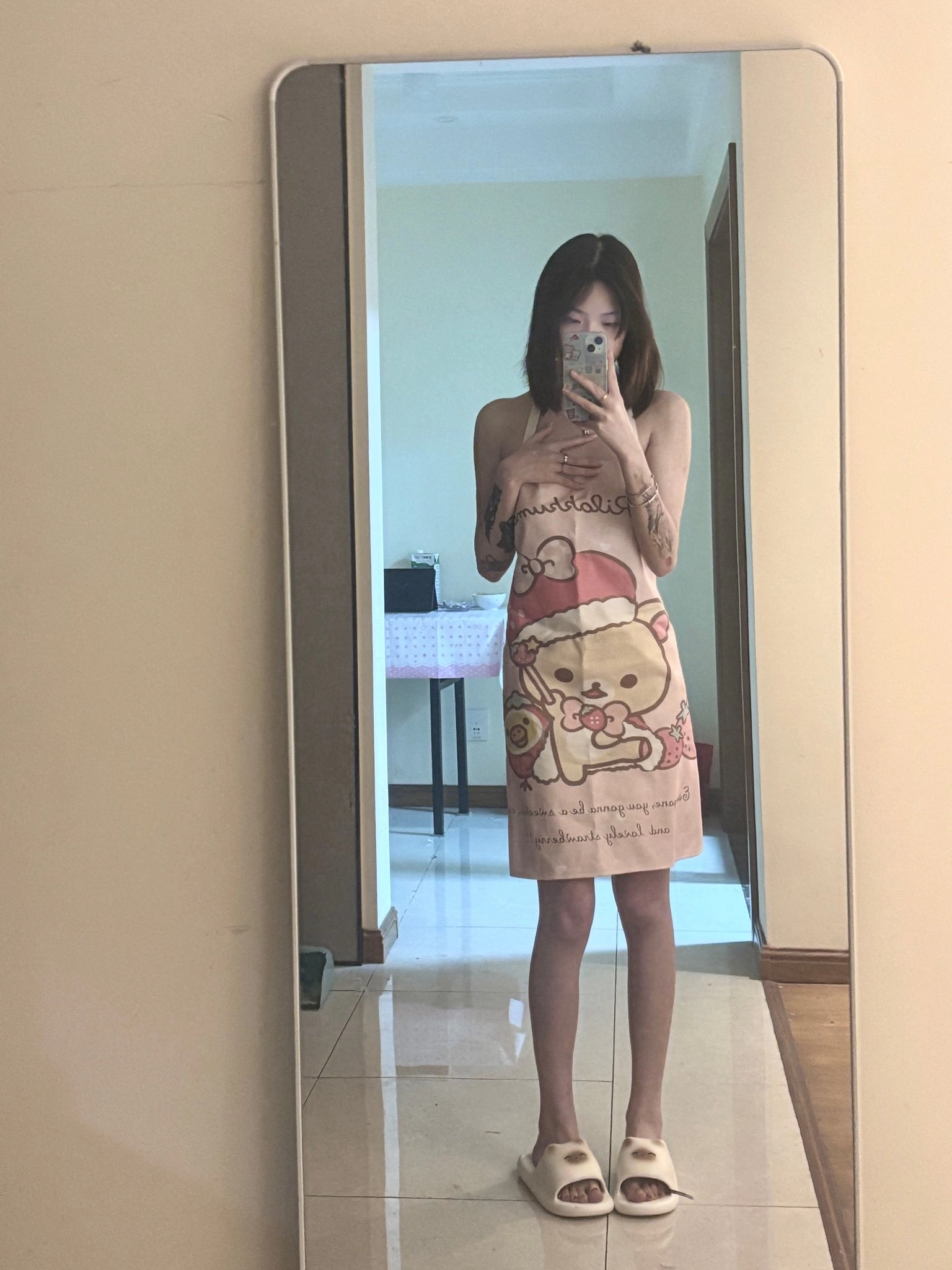 女人在浴室里拍个自拍。