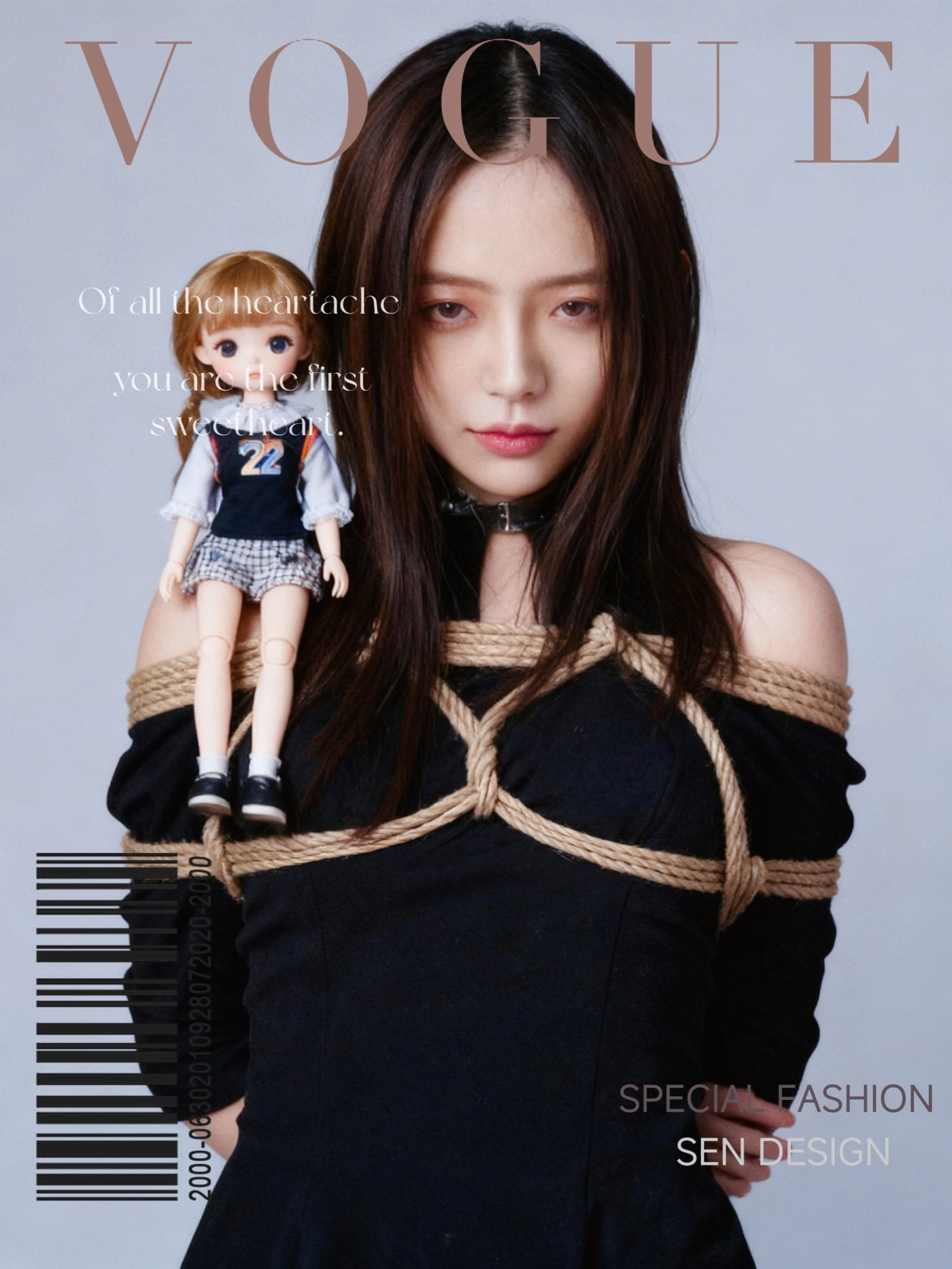 女人被绳子绑起来,一个娃娃在她的肩膀上。