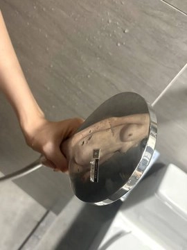 一只手握着一根毛发。