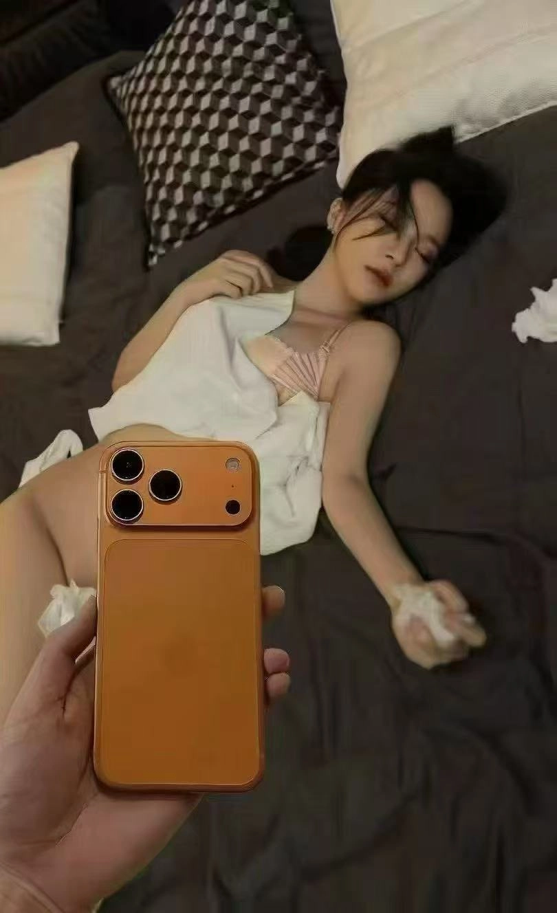 女人躺在床上,手里拿着手机。