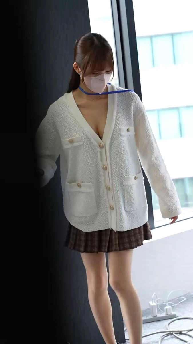 女人戴着面具和一件白色的外套。