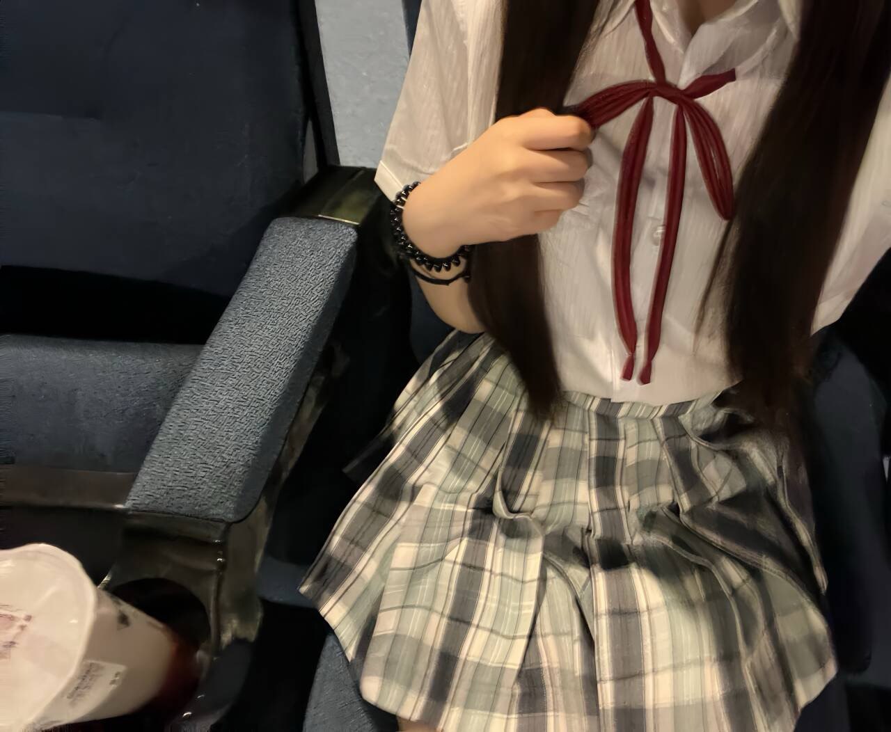 穿着白色衬衫和红色弓的女人。