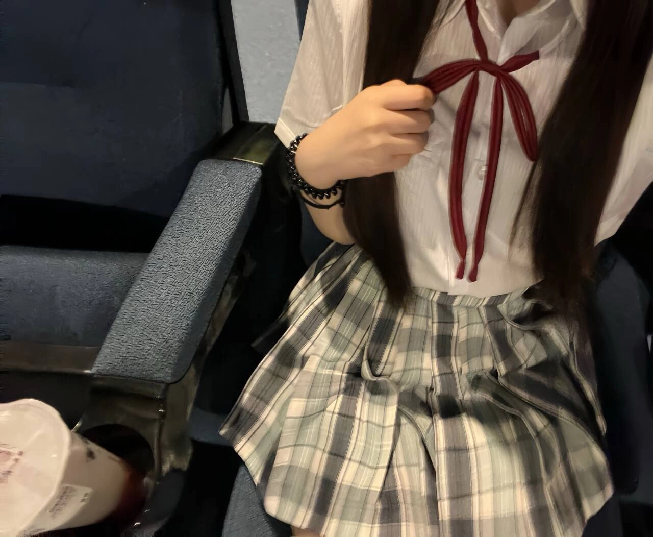 穿着白色衬衫和红色弓的女人。