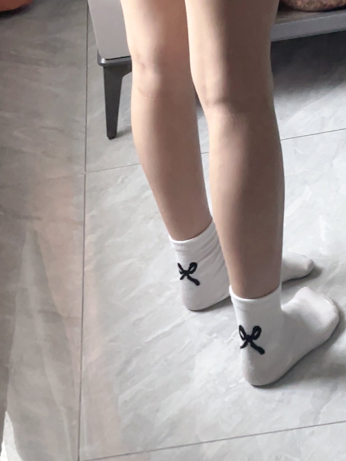 穿着白色袜子的人