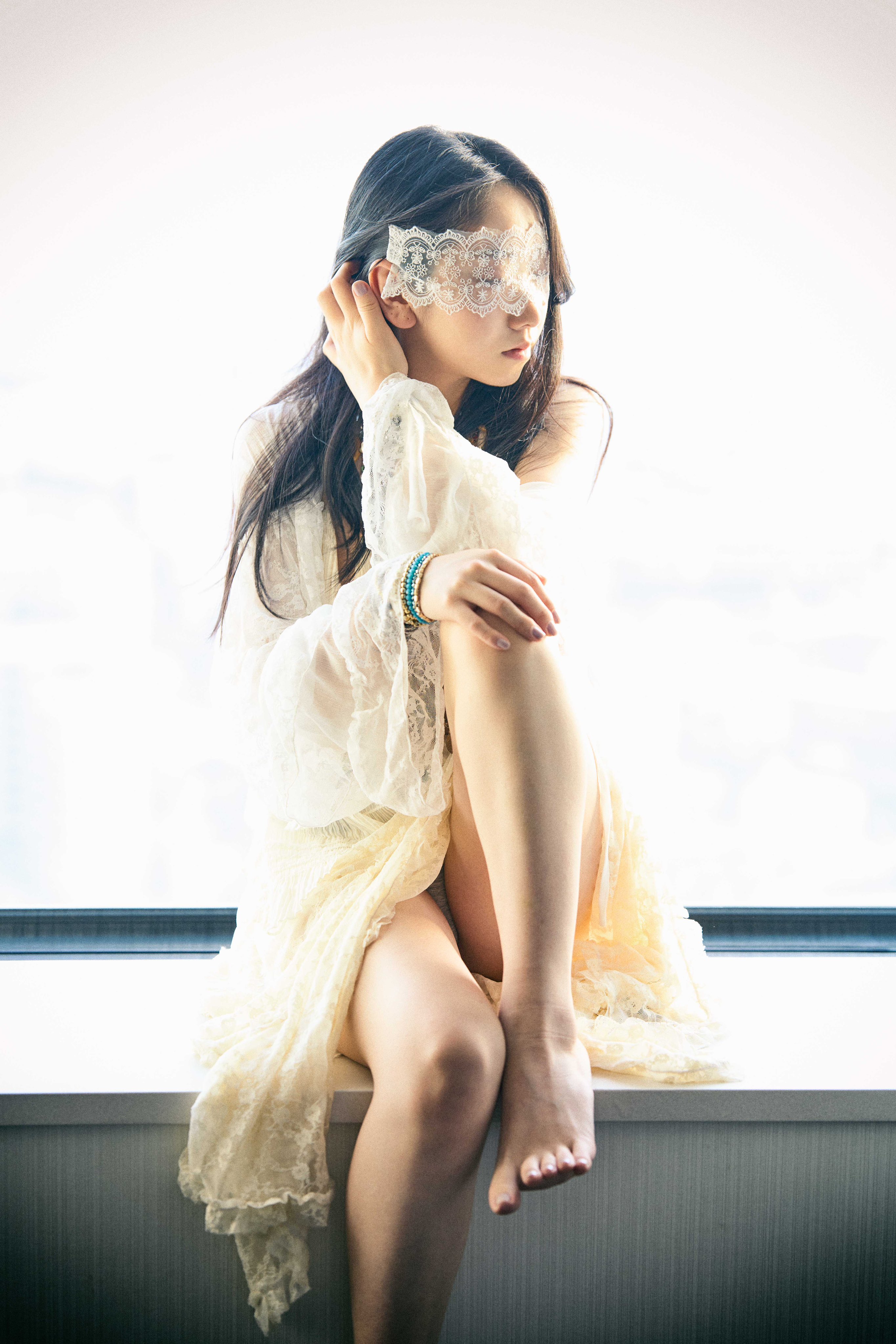 女人戴着面具和一件白色的衣服。