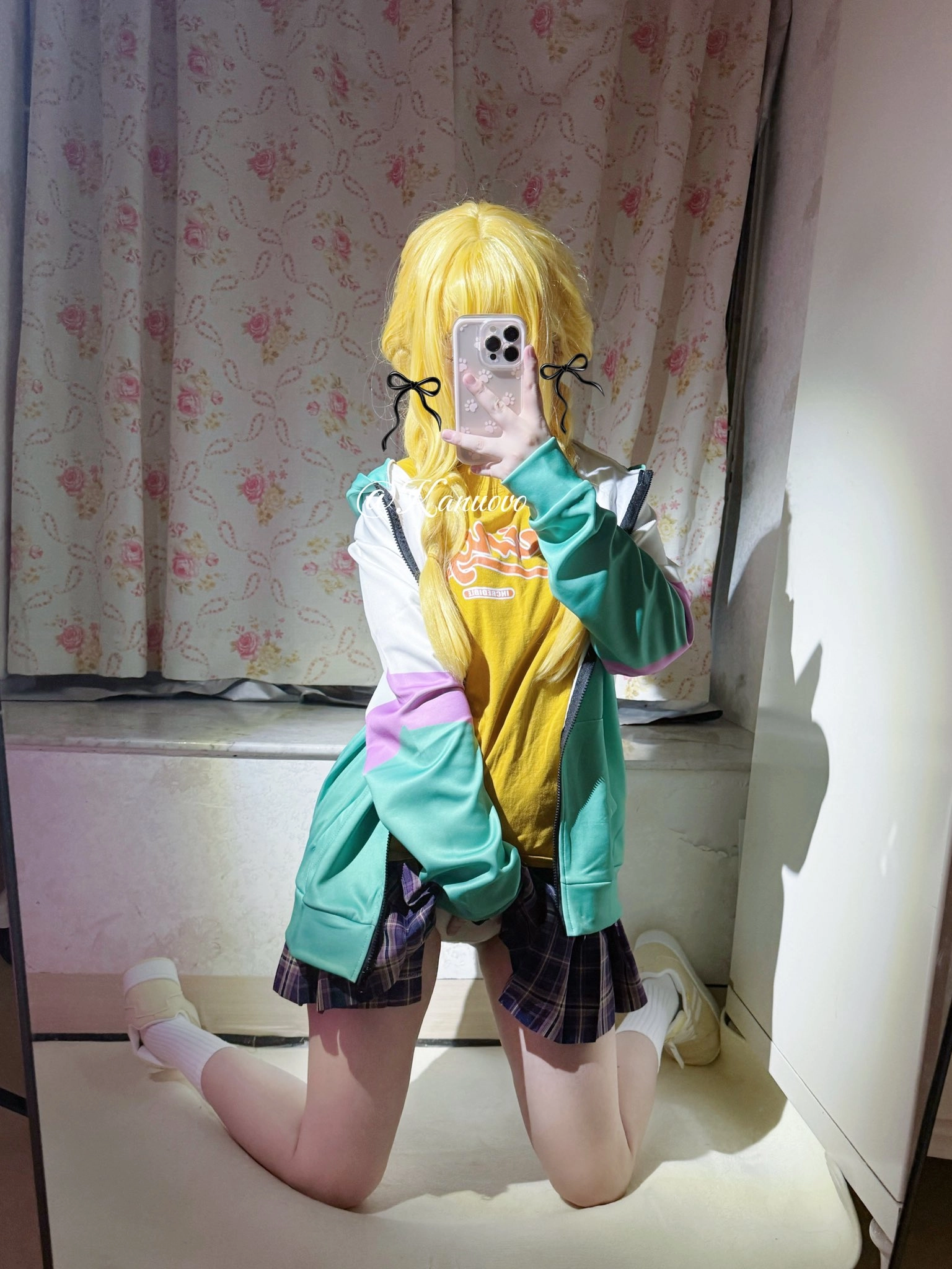 女人用手机拍自拍。