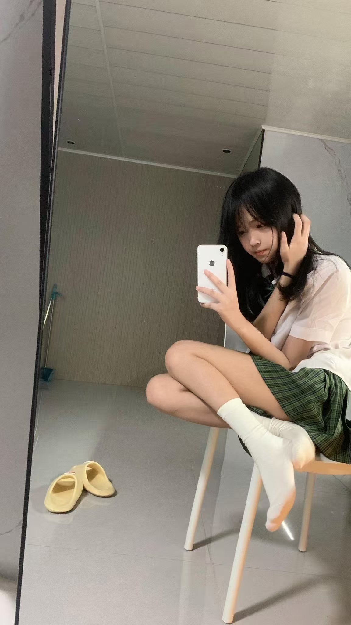 女人用手机拍自拍。