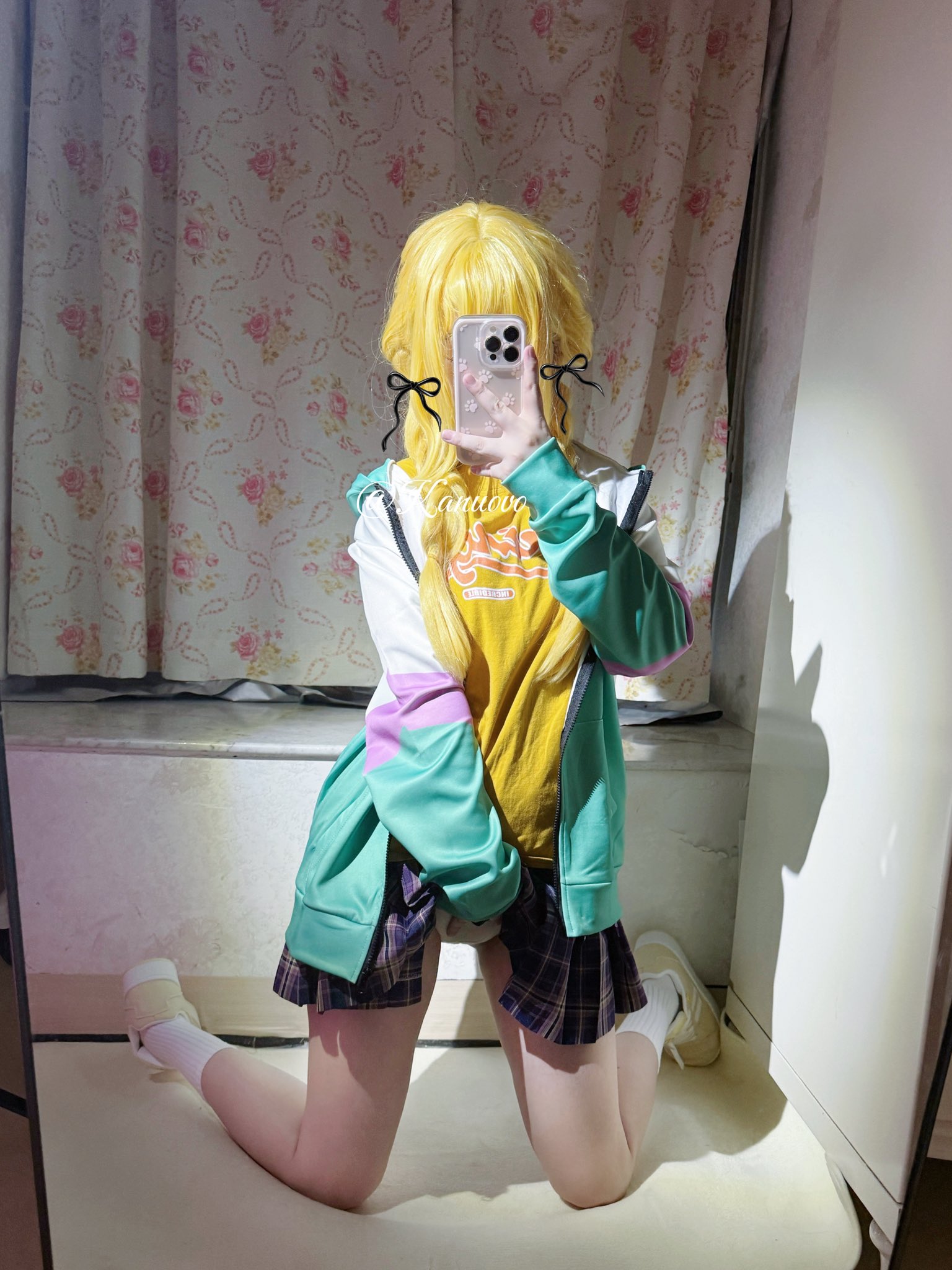 女人用手机拍自拍。