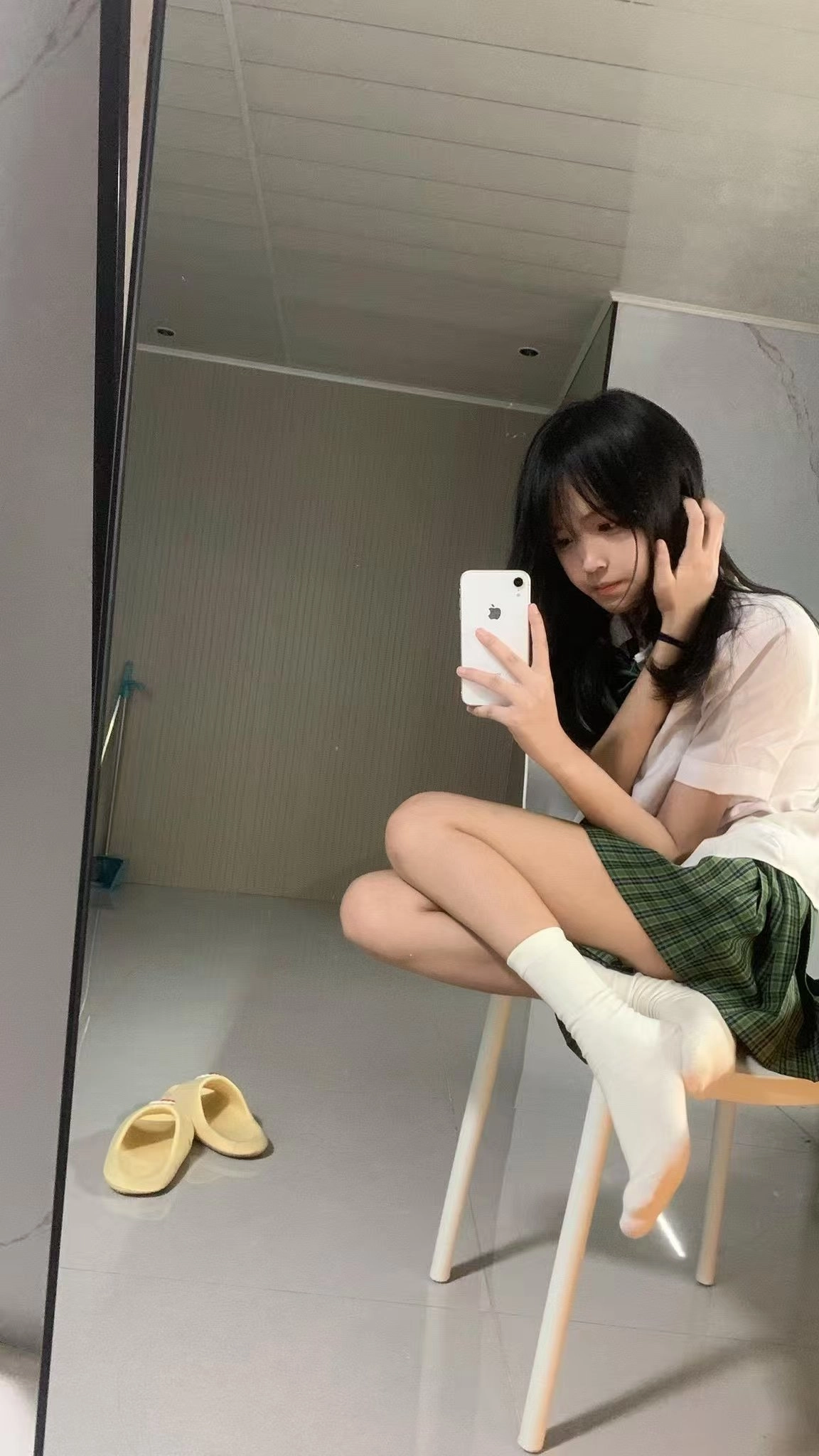 女人用手机拍自拍。